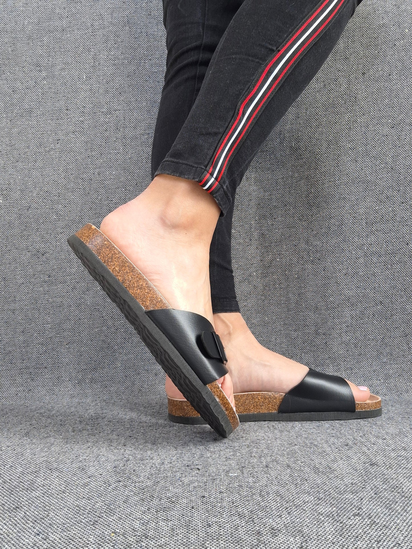 Chaussures sandales large bride noir intérieur cuir