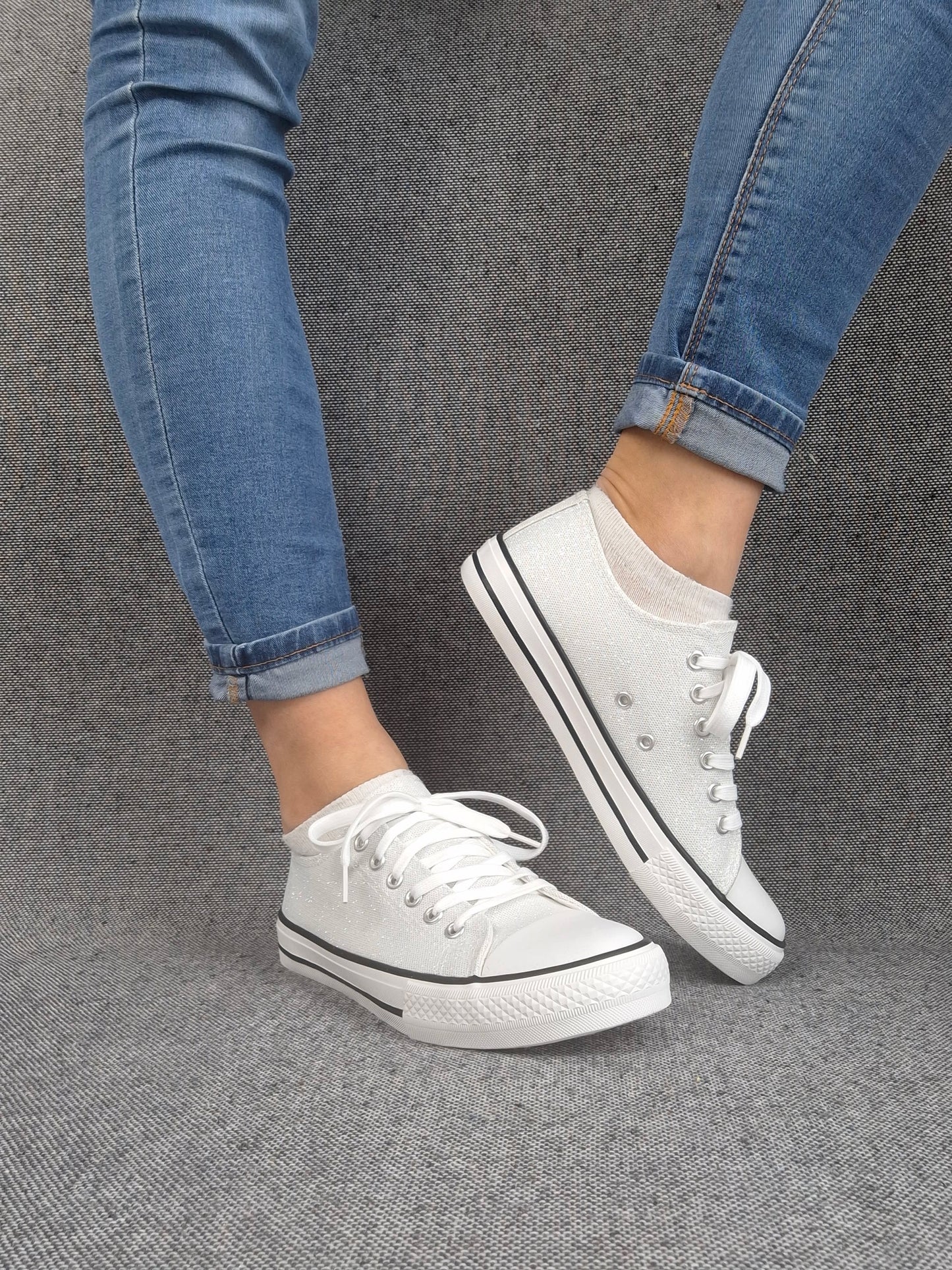 Chaussures baskets basses gris pailleté et blanc style converse