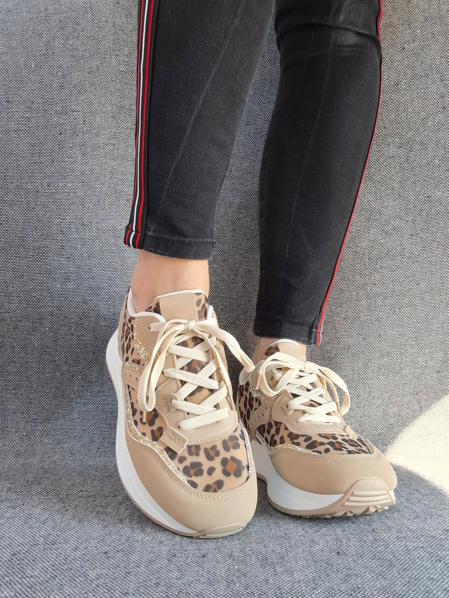 Chaussures baskets en tissu beige léopard avec une bande argentée pailletée style sneakers