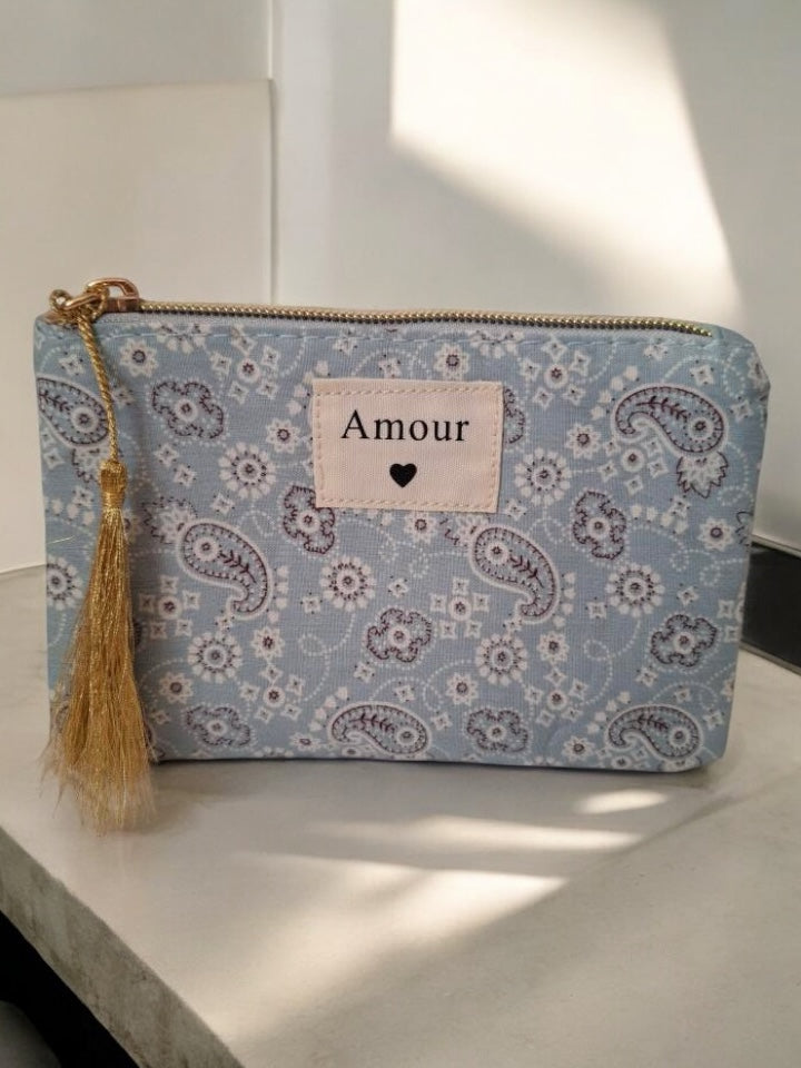 Pochette en tissu bleu clair motifs bandana “Amour”