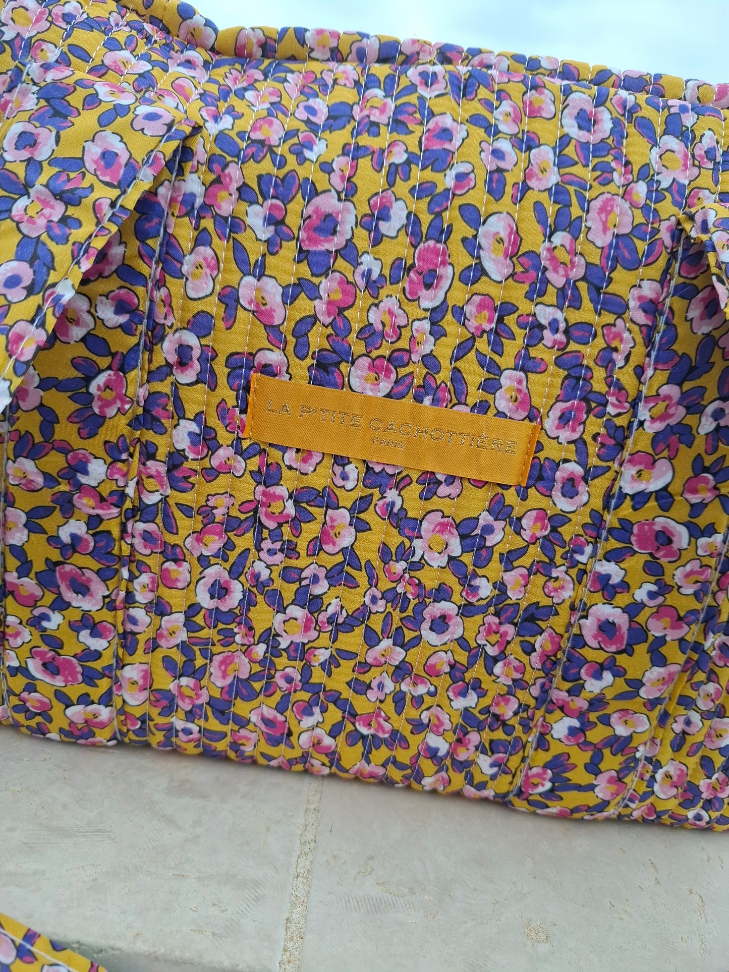 Sac week-end polochon en coton matelassé jaune liberty fleuris rose et violet