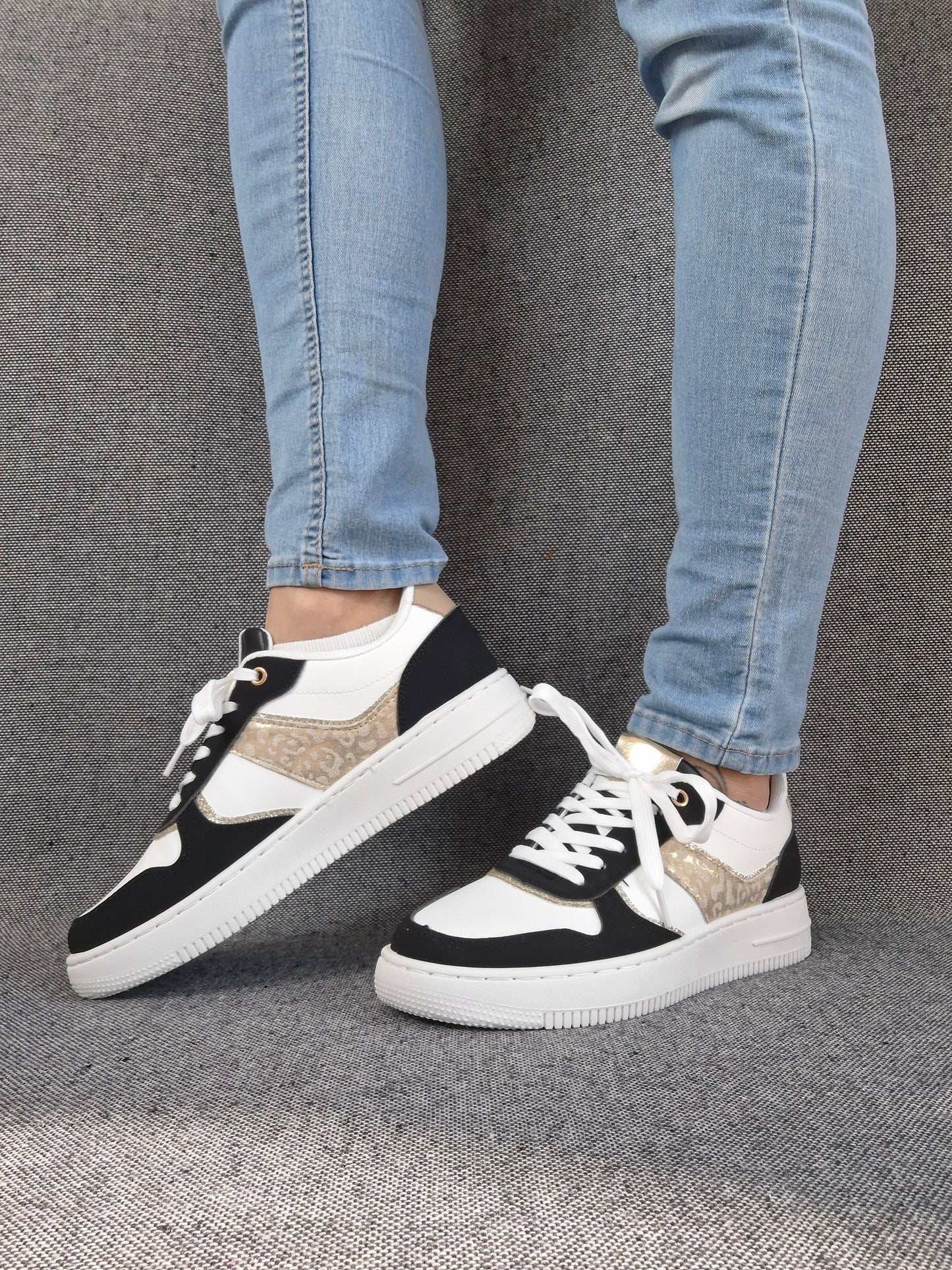 Chaussures baskets blanches et noirs details dorés style sneakers