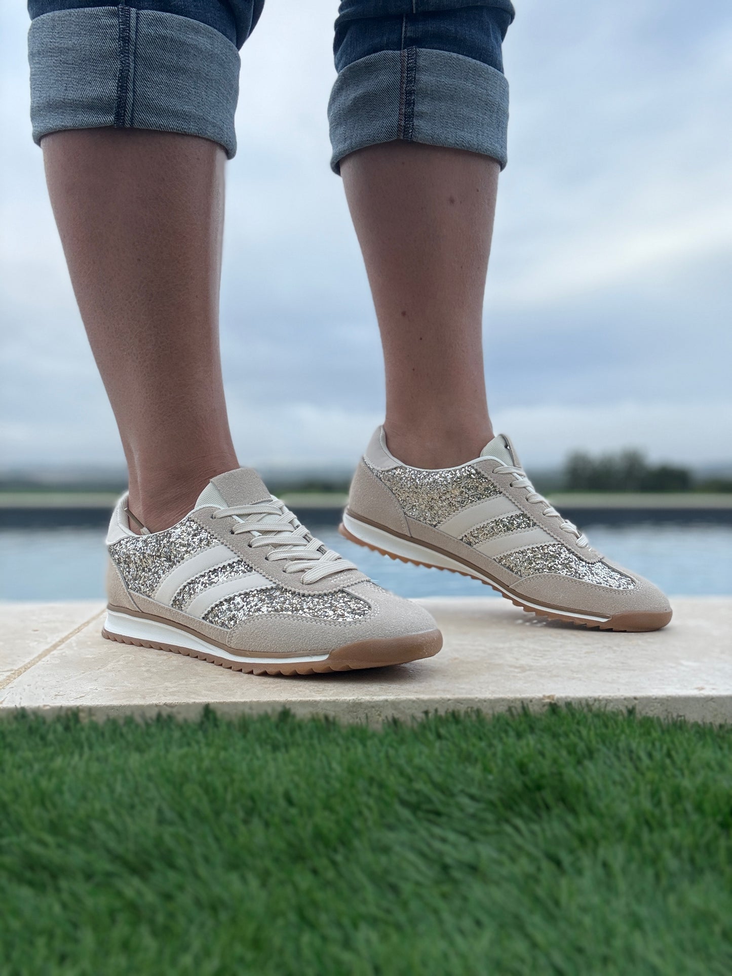 Chaussures baskets basses gris pailleté avec des rayures blanches style sneakers