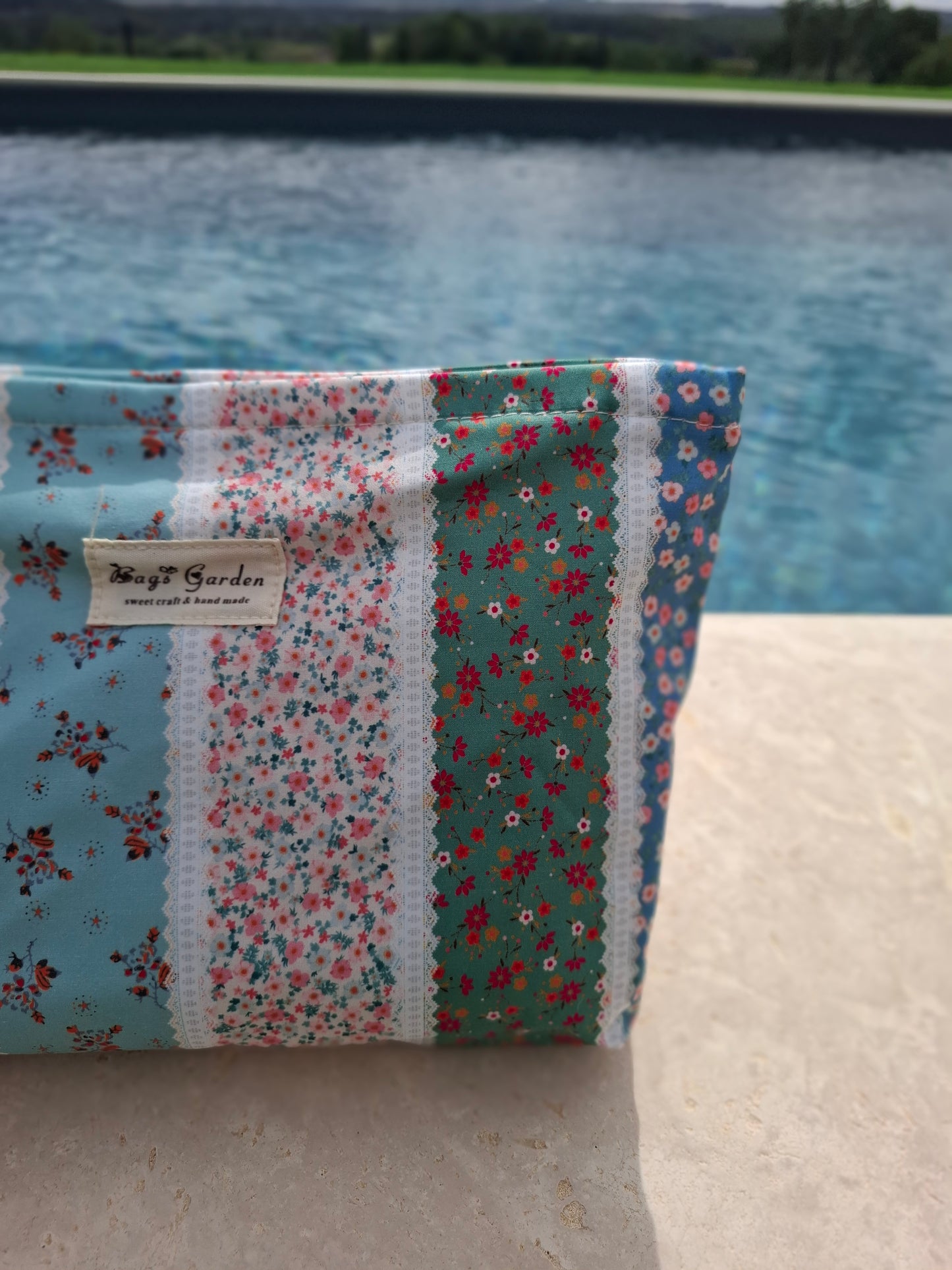 Trousse en tissu imperméabilisé motifs patchwork à rayures florales bleu rose et vert