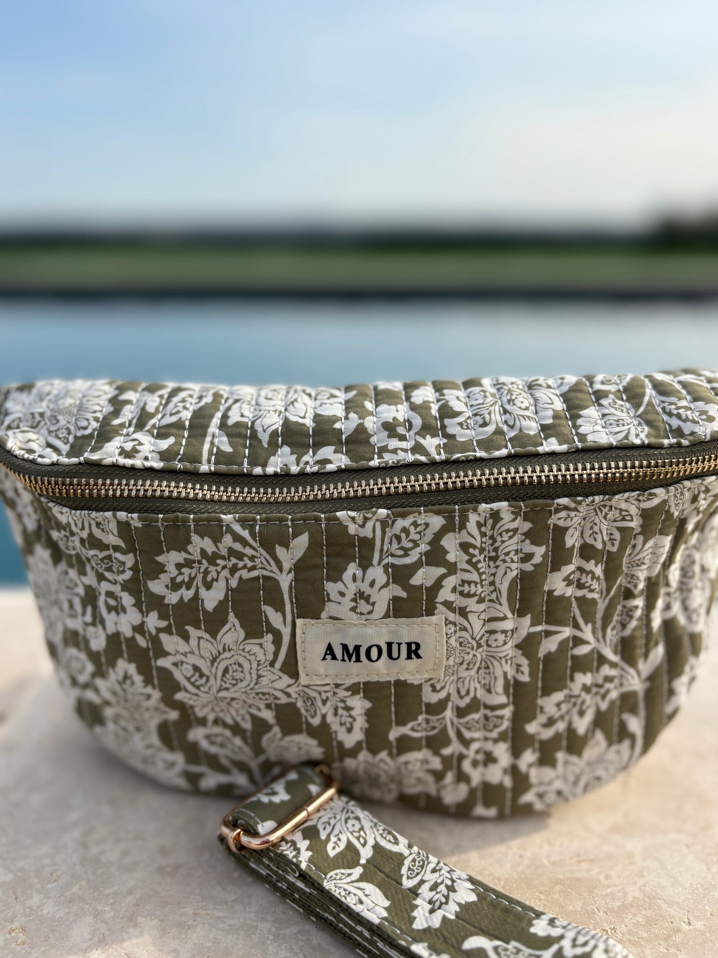 Sac banane coton matelassé liberty toile de jouy fleuri vert kaki et blanc