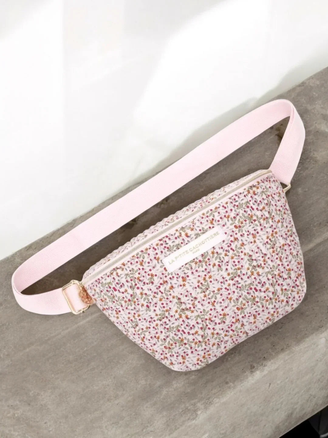 Riñonera de algodón acolchado con estampado Liberty de bayas rosa crema «La Ptite cachottière»