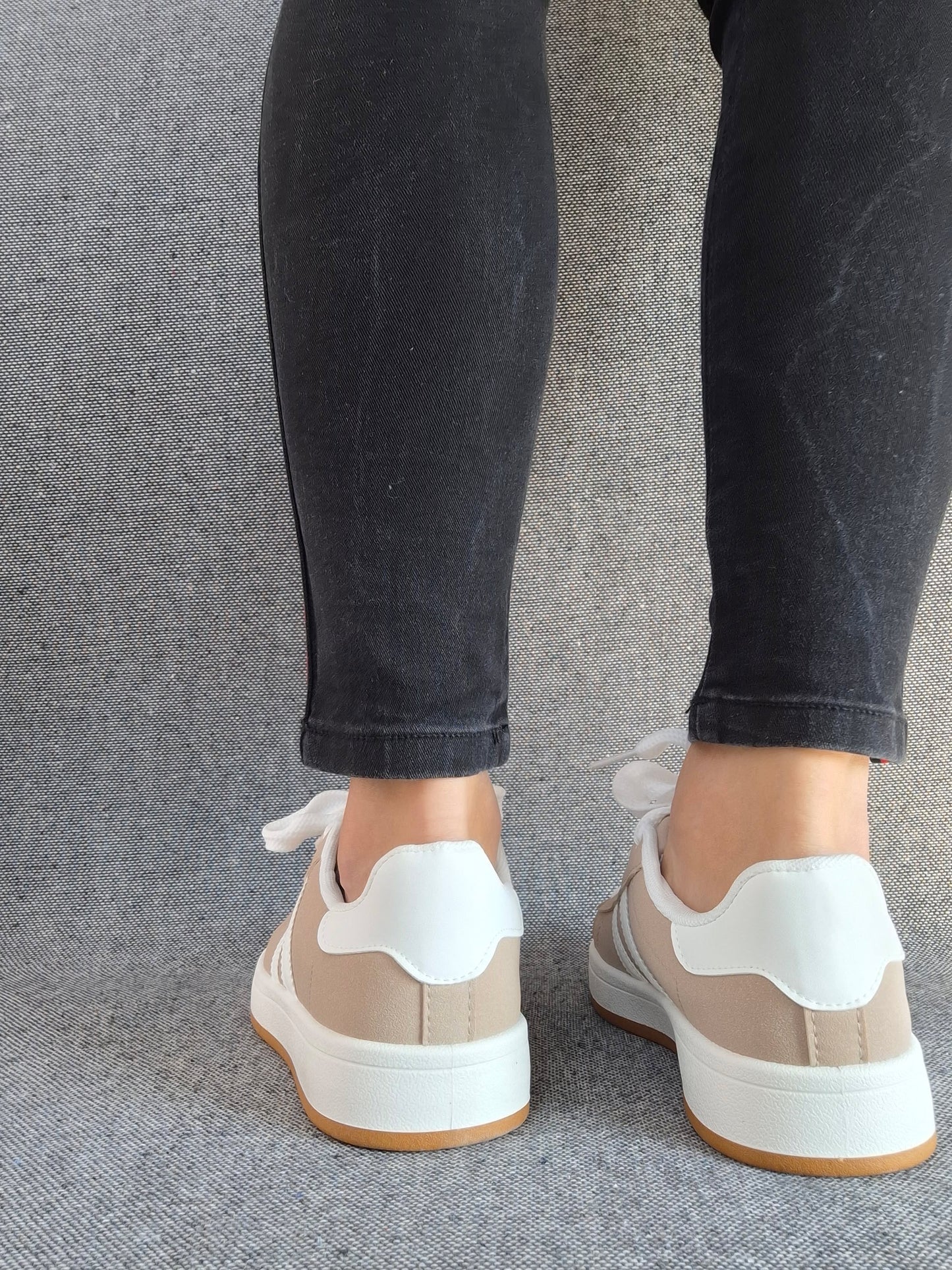 Chaussures baskets basses taupe avec bandes blanches style campus