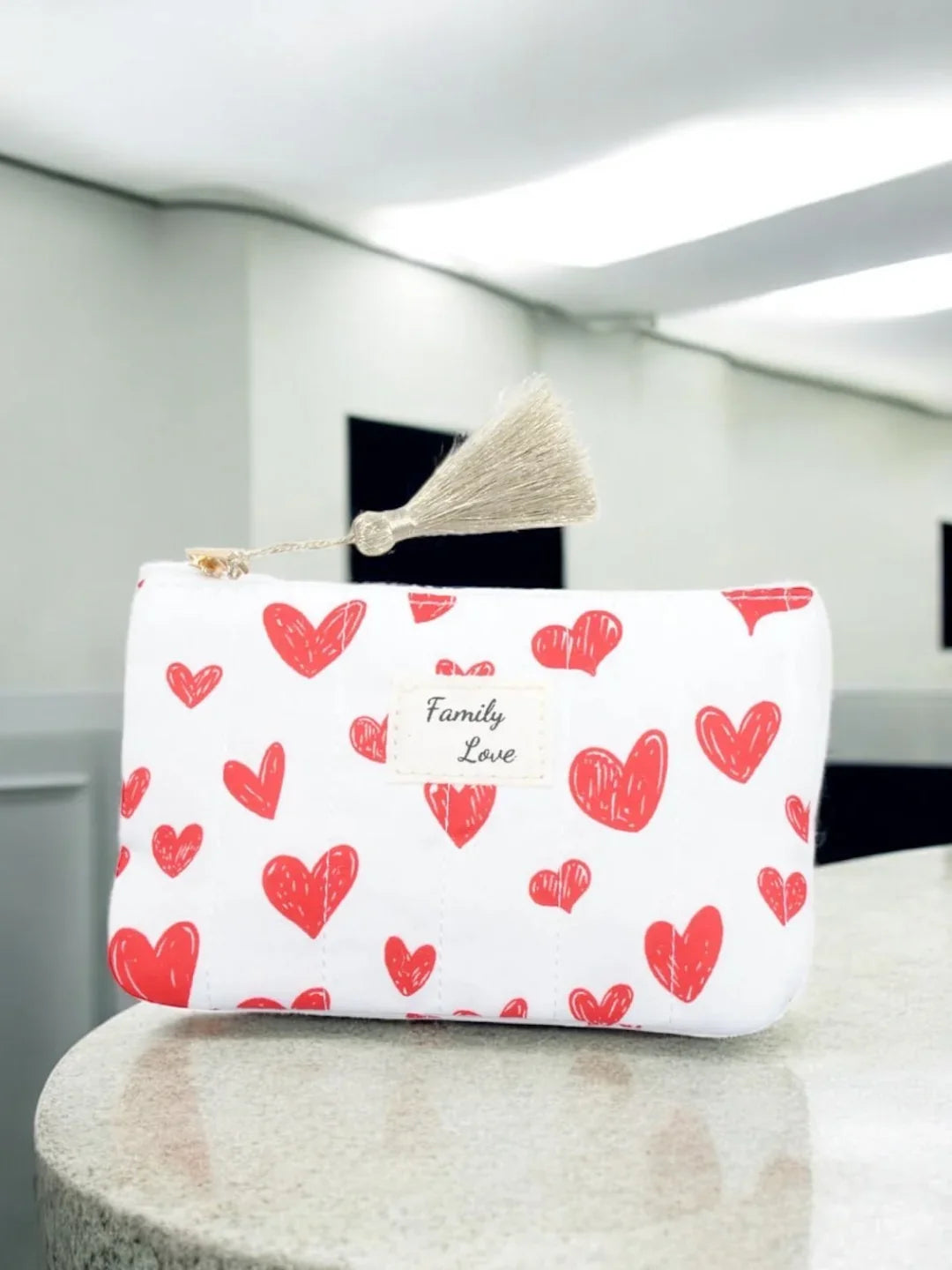 Trousse en coton blanche avec inscription “Family love” à coeurs rouges