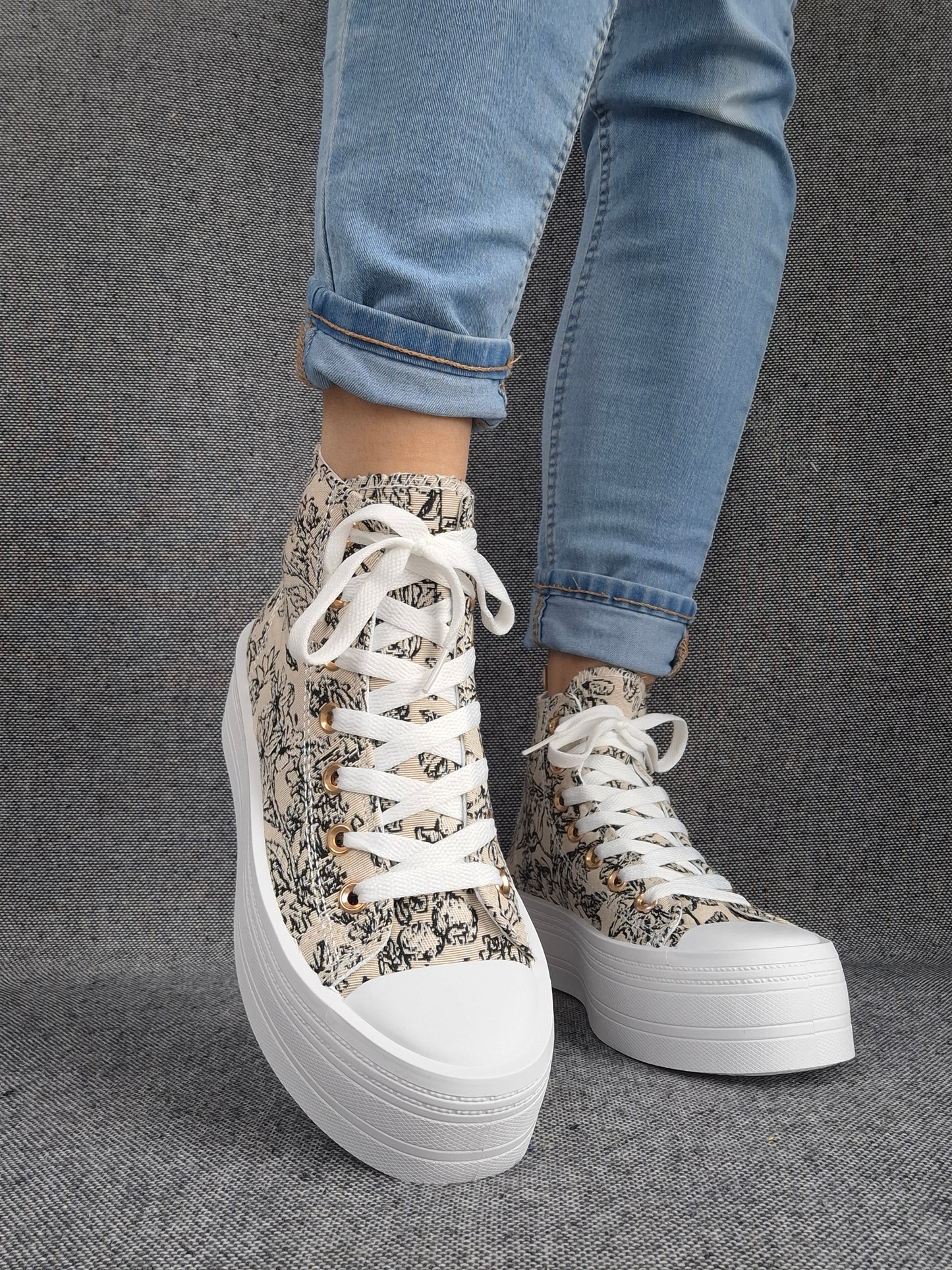 Chaussures baskets hautes en tissu toile beige toile de jouy noir semelles compensées