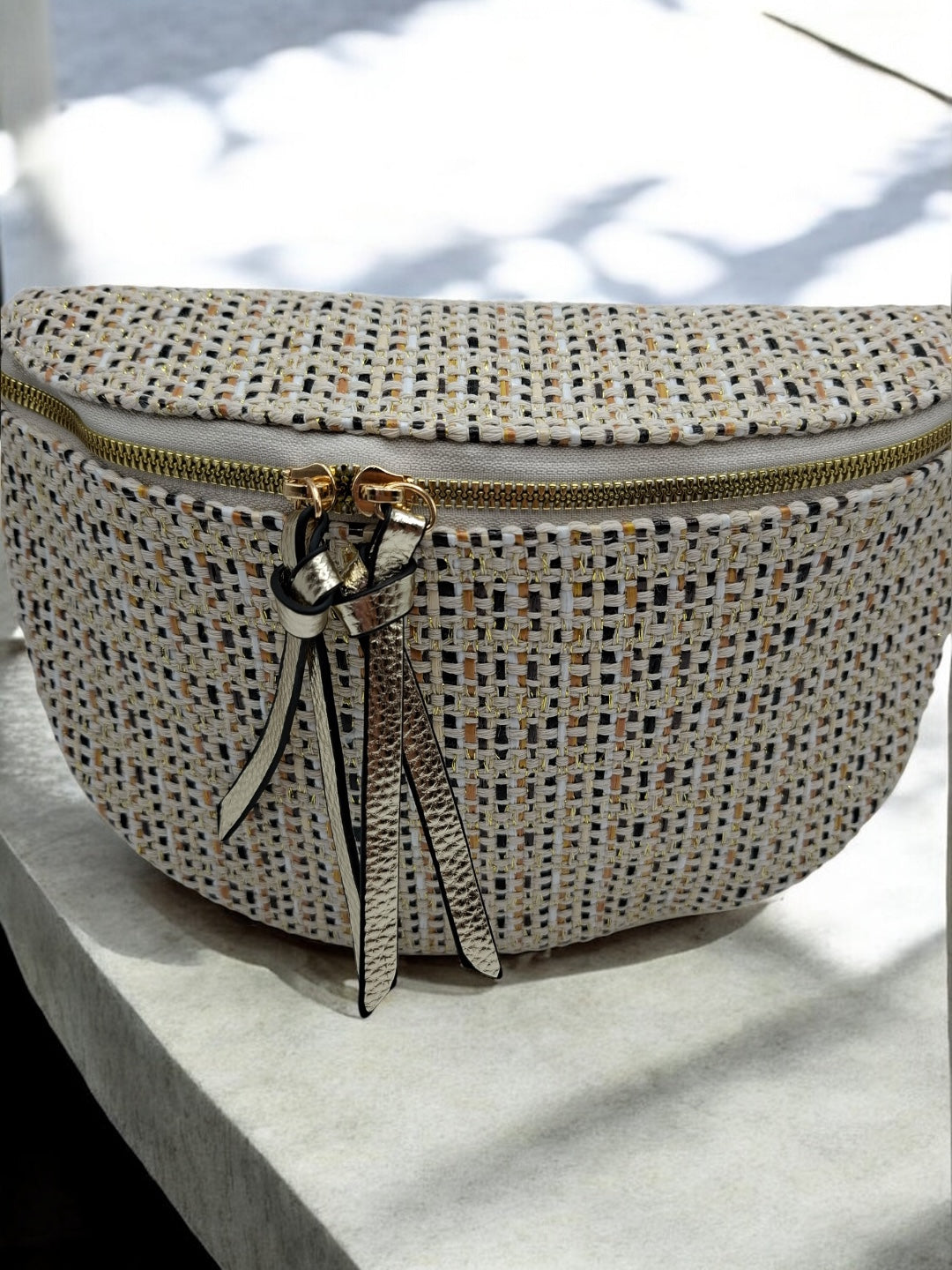Sac banane en tissu à motif texturé noir, beige et camel sangle fantaisie