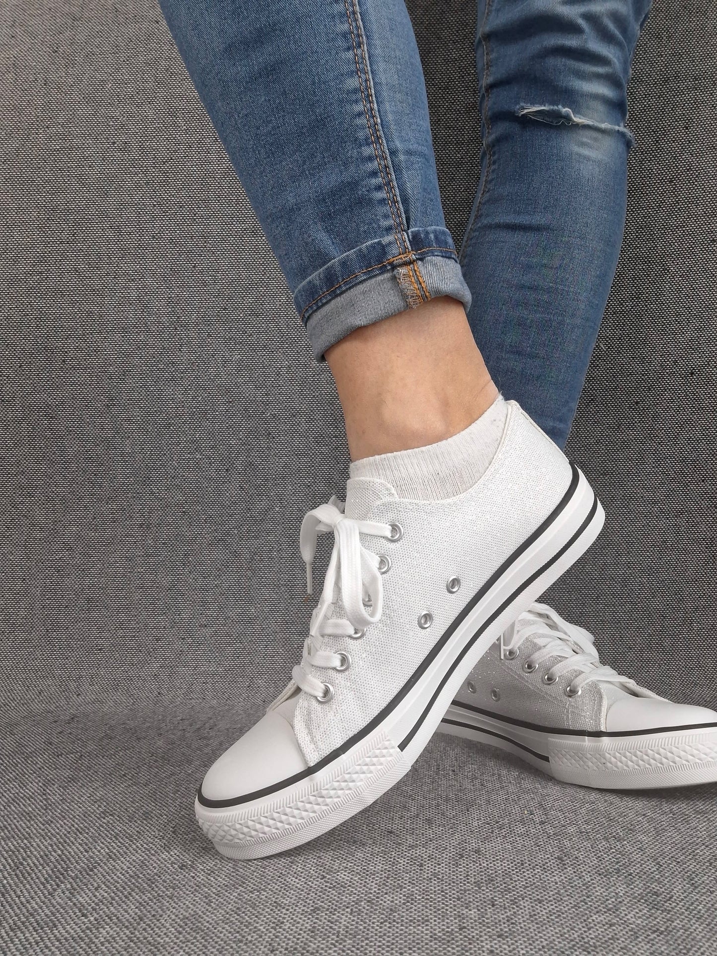Chaussures baskets basses gris pailleté et blanc style converse