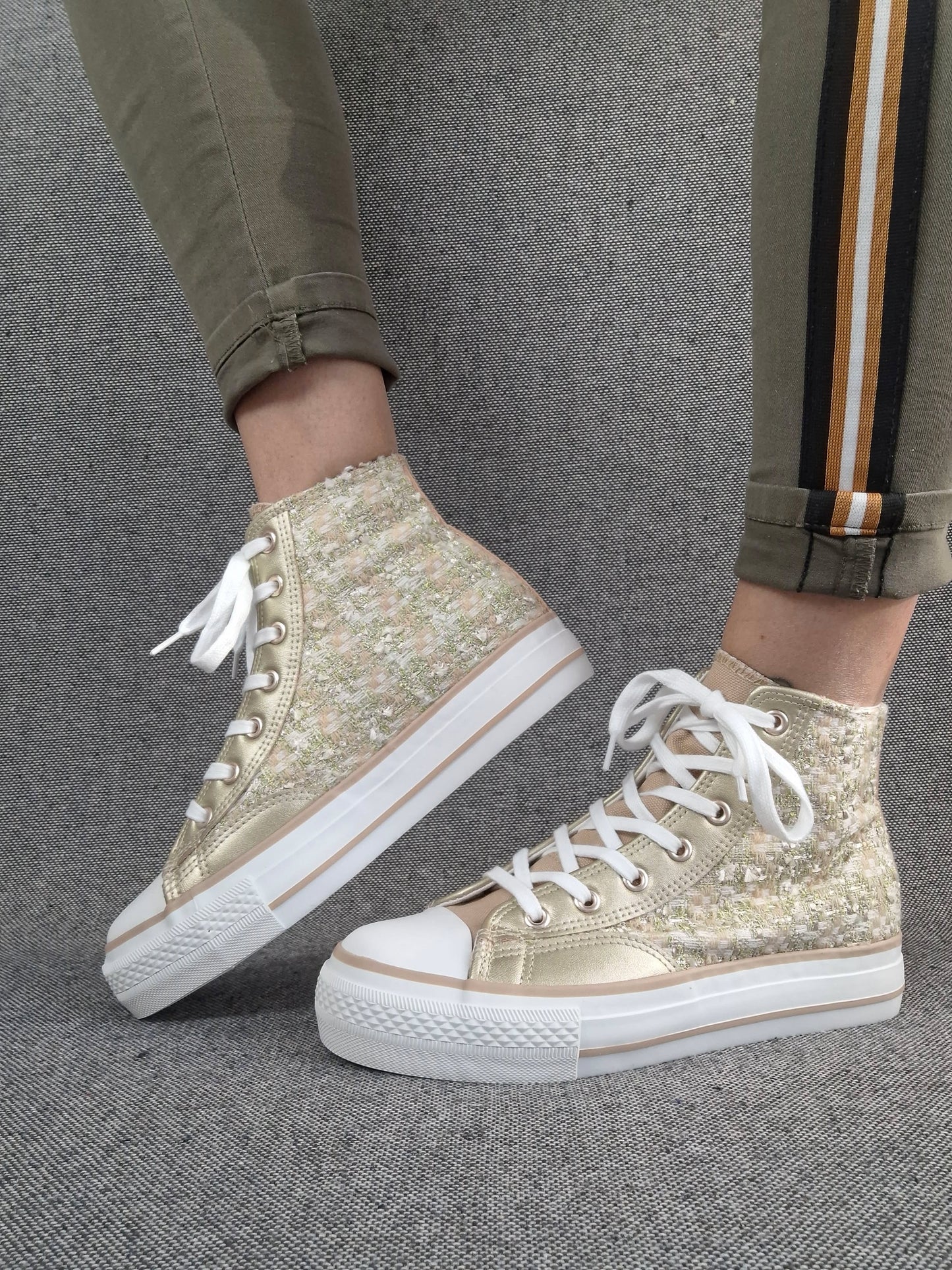 Chaussures baskets hautes en tweed doré style converse