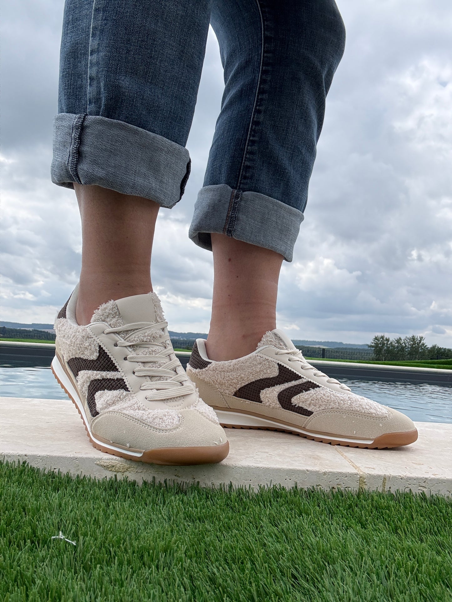 Nouveautés - Chaussures baskets en moumoute bouclettes blanches et noires avec motif en zigzag