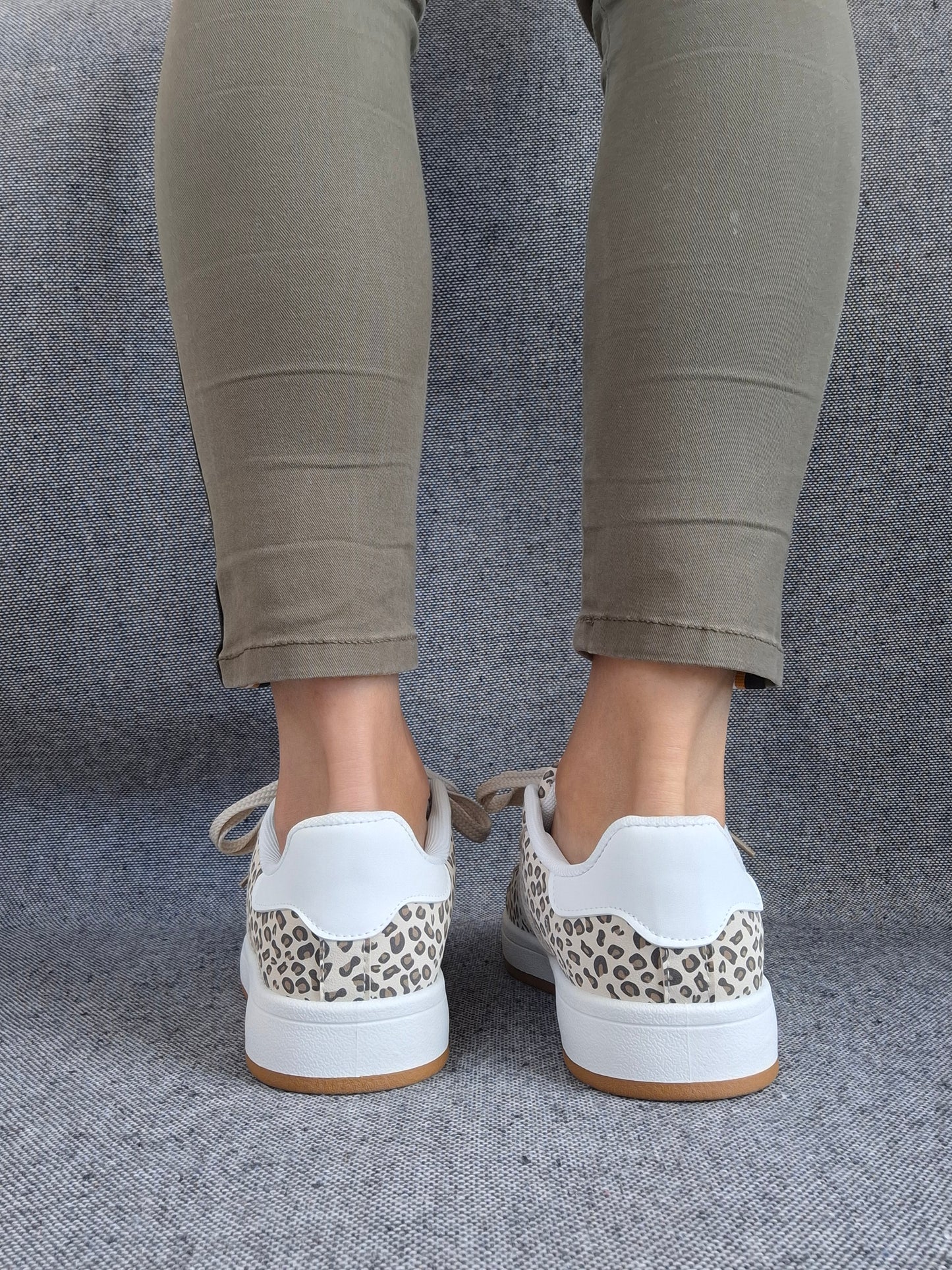 Chaussures baskets basses motif léopard basse en tissu beige style campus