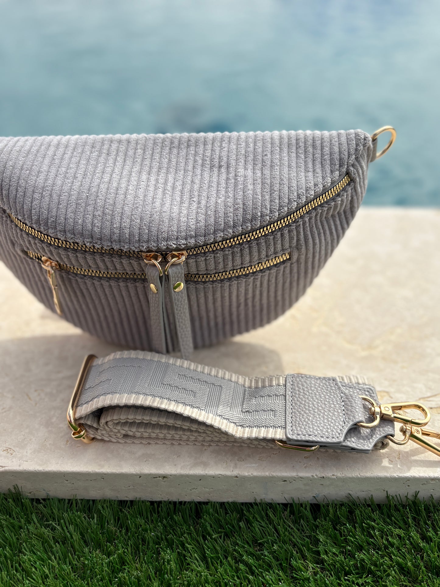 Sac banane velours côtelé 2 poches gris sangle fantaisie