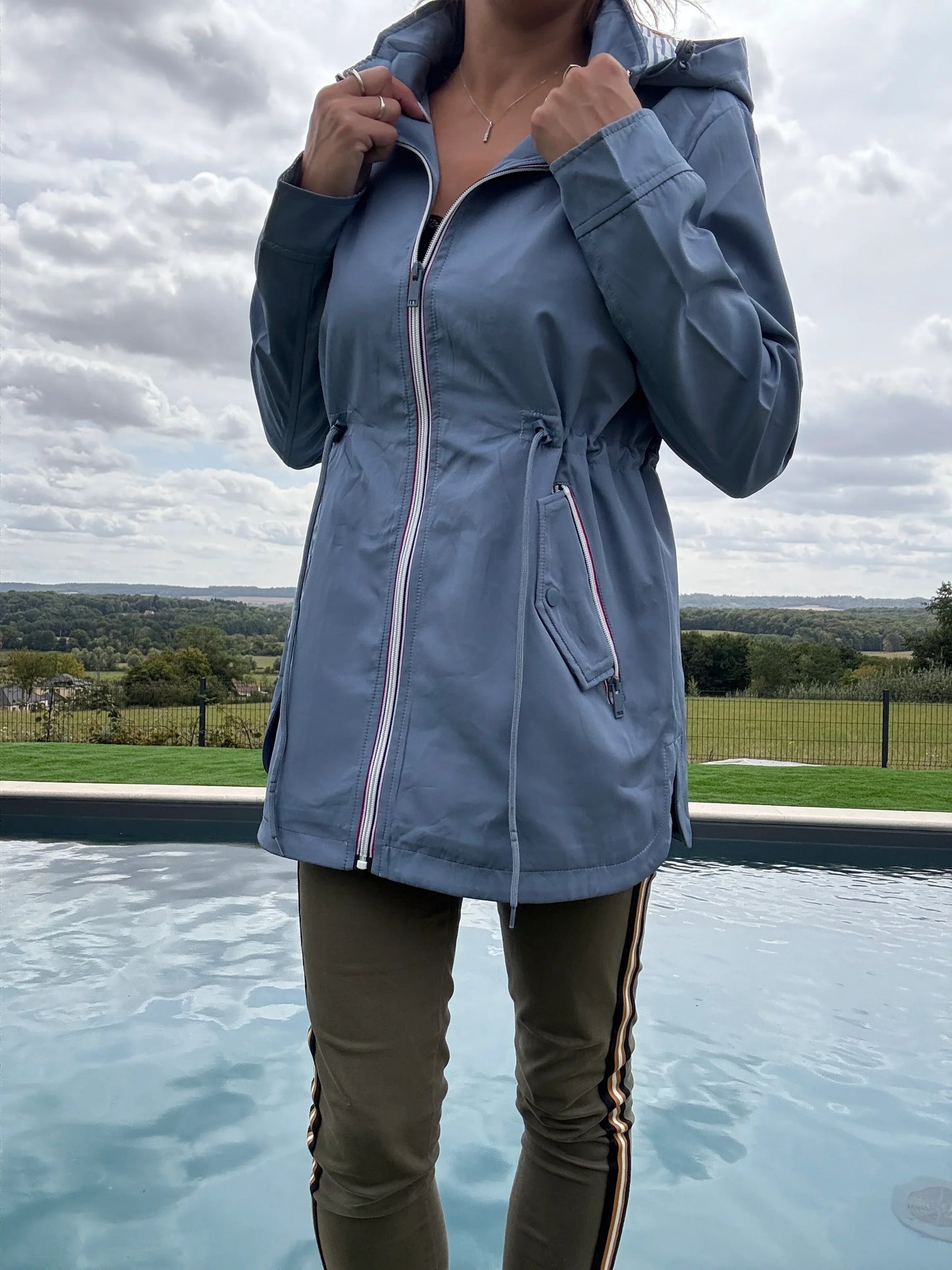 New Lolo - Manteau mi long deperlant léger bleu clair capuche intérieur marin rayé bleu clair blanc