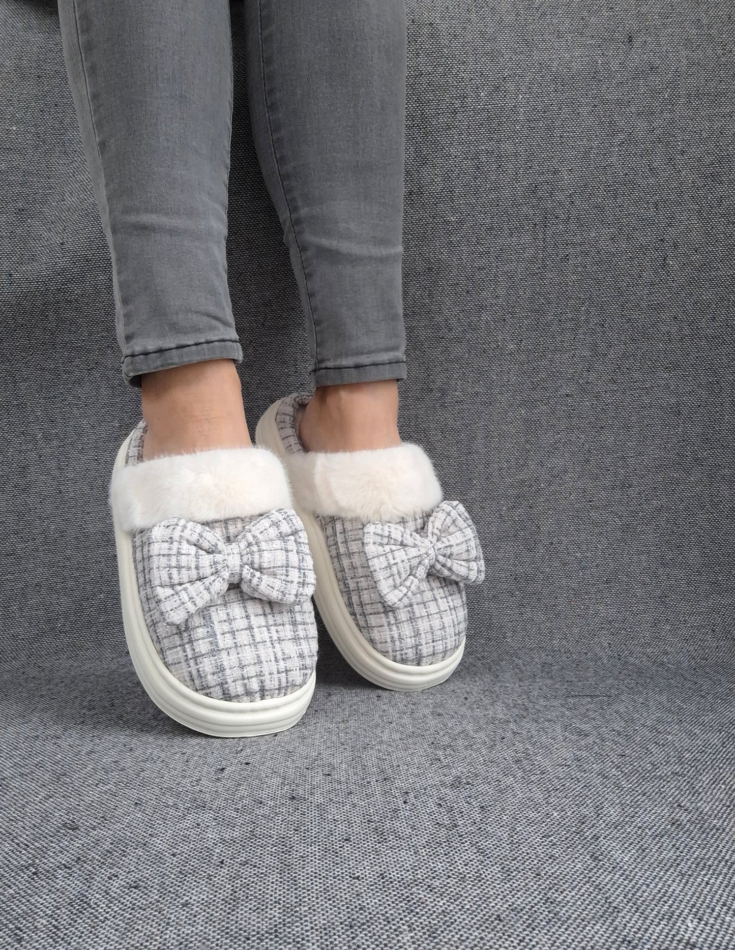 Chaussons fourrés bleu et blanc en tissu à carreaux avec noeud