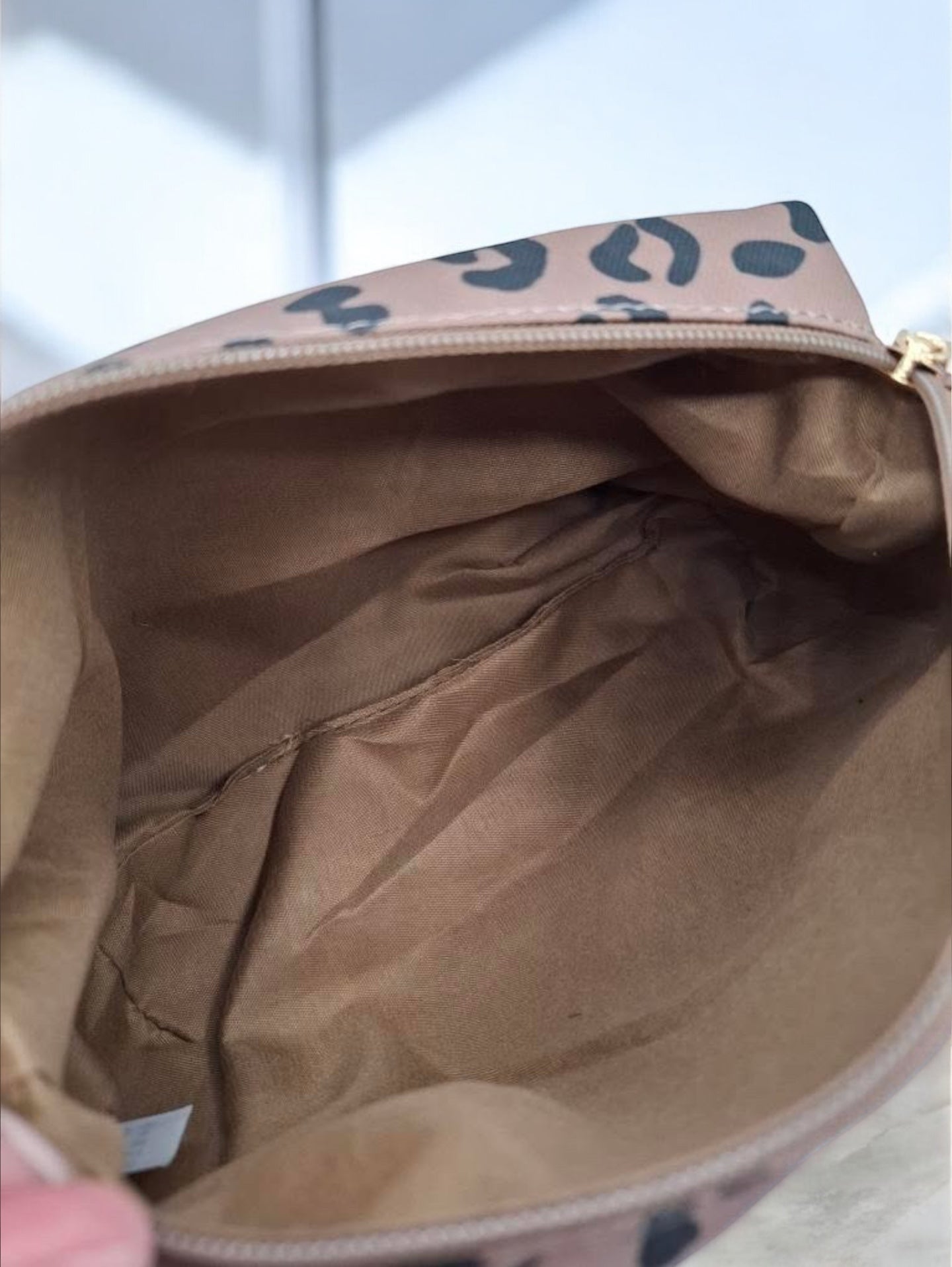 Pochette trousse en tissu imperméable marron motif léopard