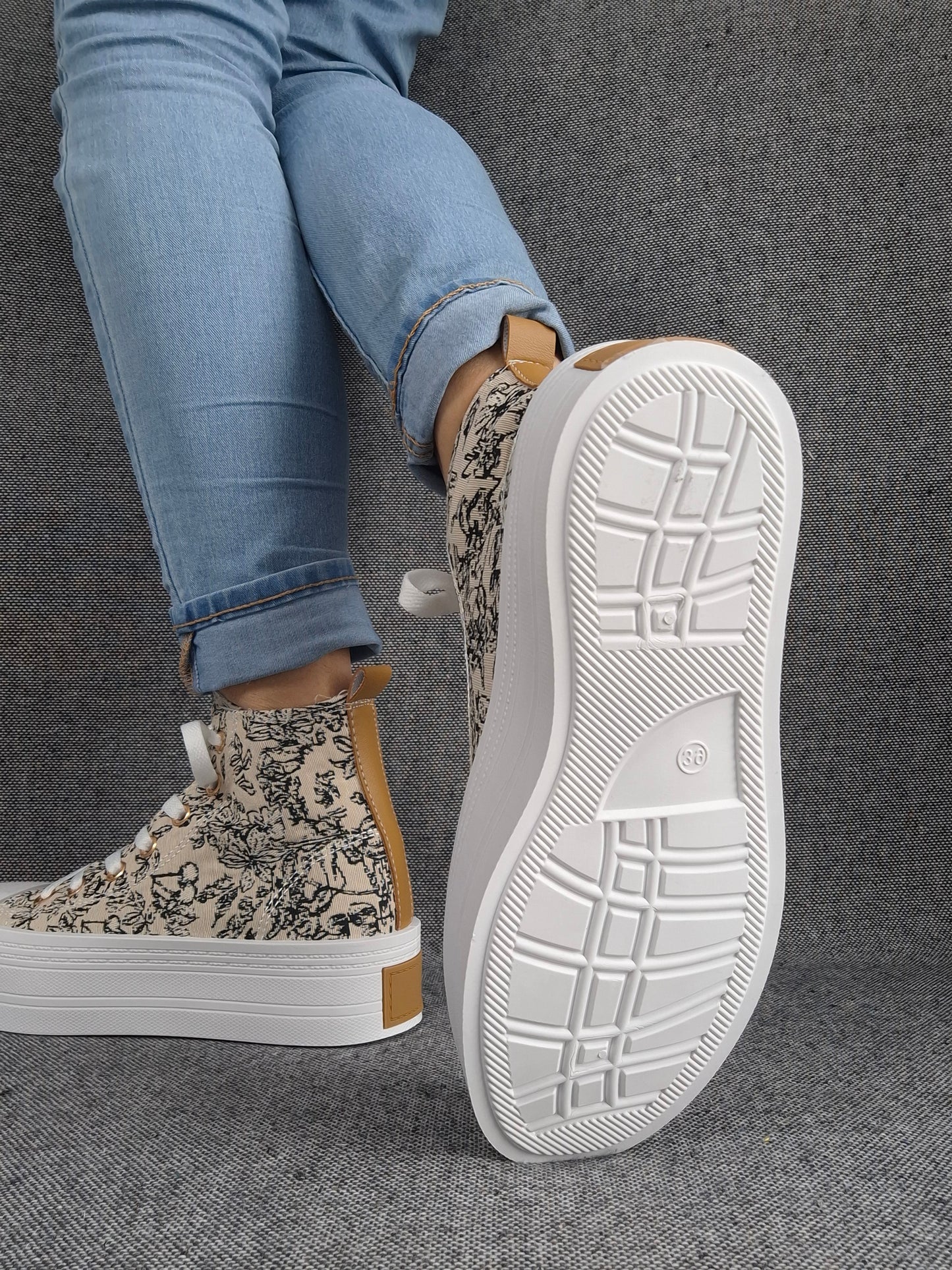 Chaussures baskets hautes en tissu toile beige toile de jouy noir semelles compensées