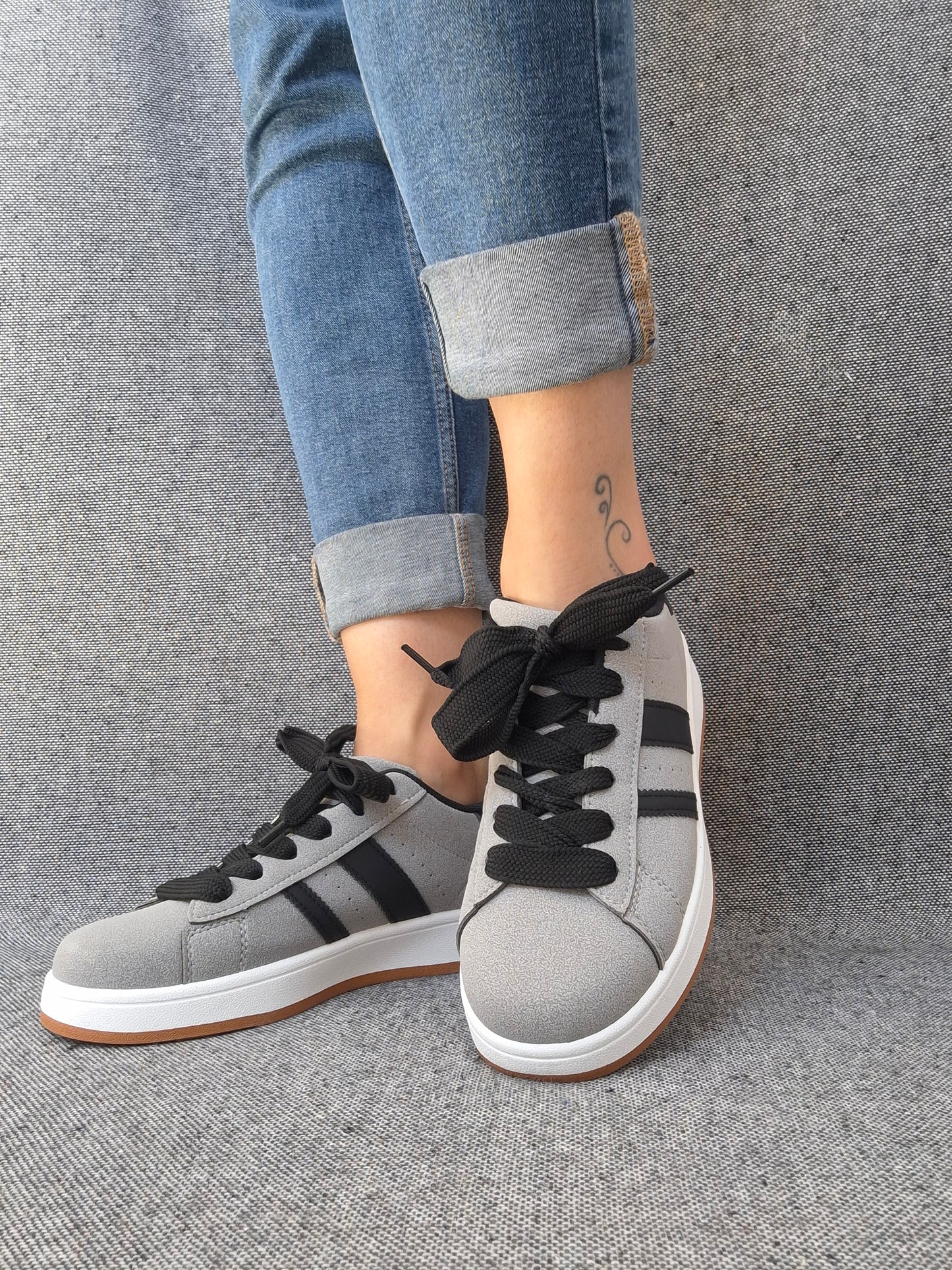 Chaussures baskets basses grises à bandes noires style campus