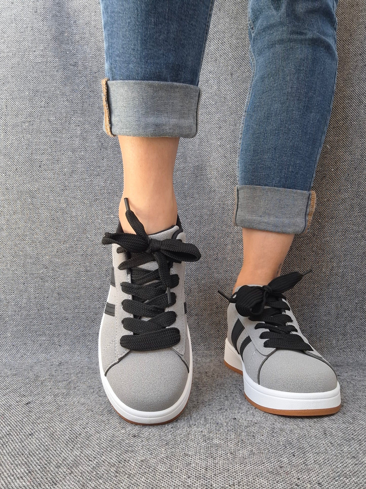 Chaussures baskets basses grises à bandes noires style campus
