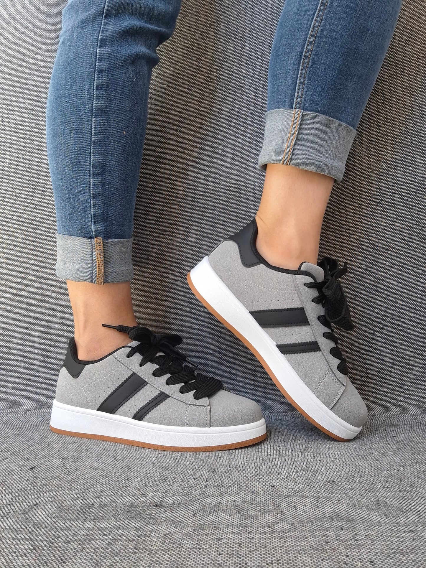 Chaussures baskets basses grises à bandes noires style campus
