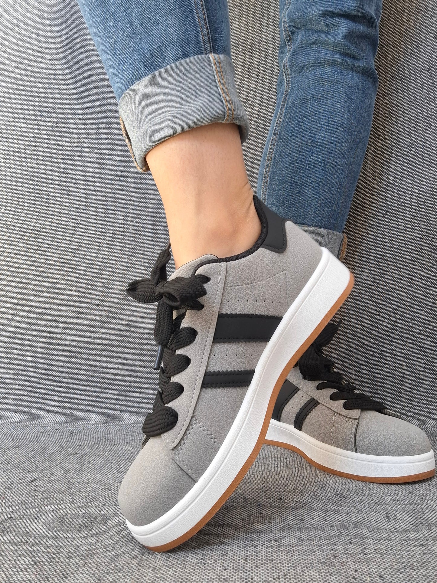 Chaussures baskets basses grises à bandes noires style campus
