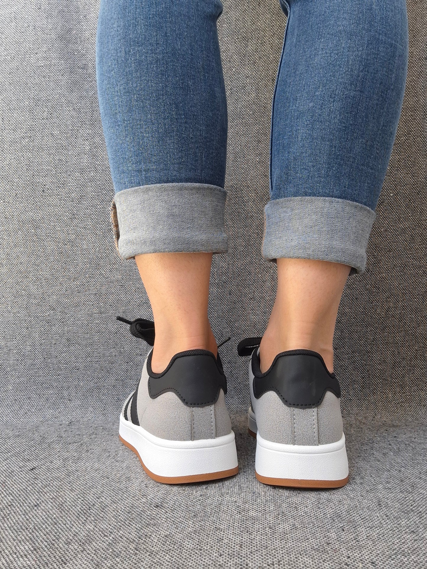 Chaussures baskets basses grises à bandes noires style campus
