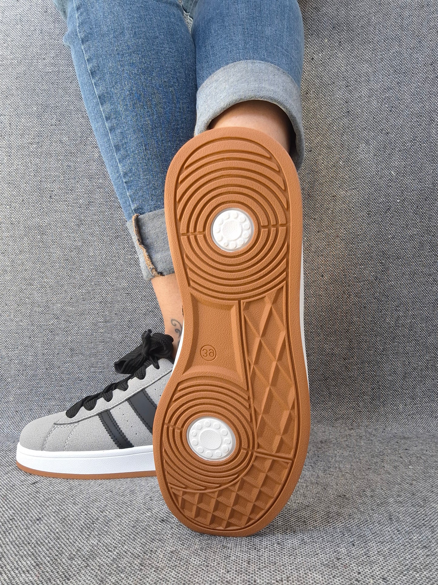 Chaussures baskets basses grises à bandes noires style campus