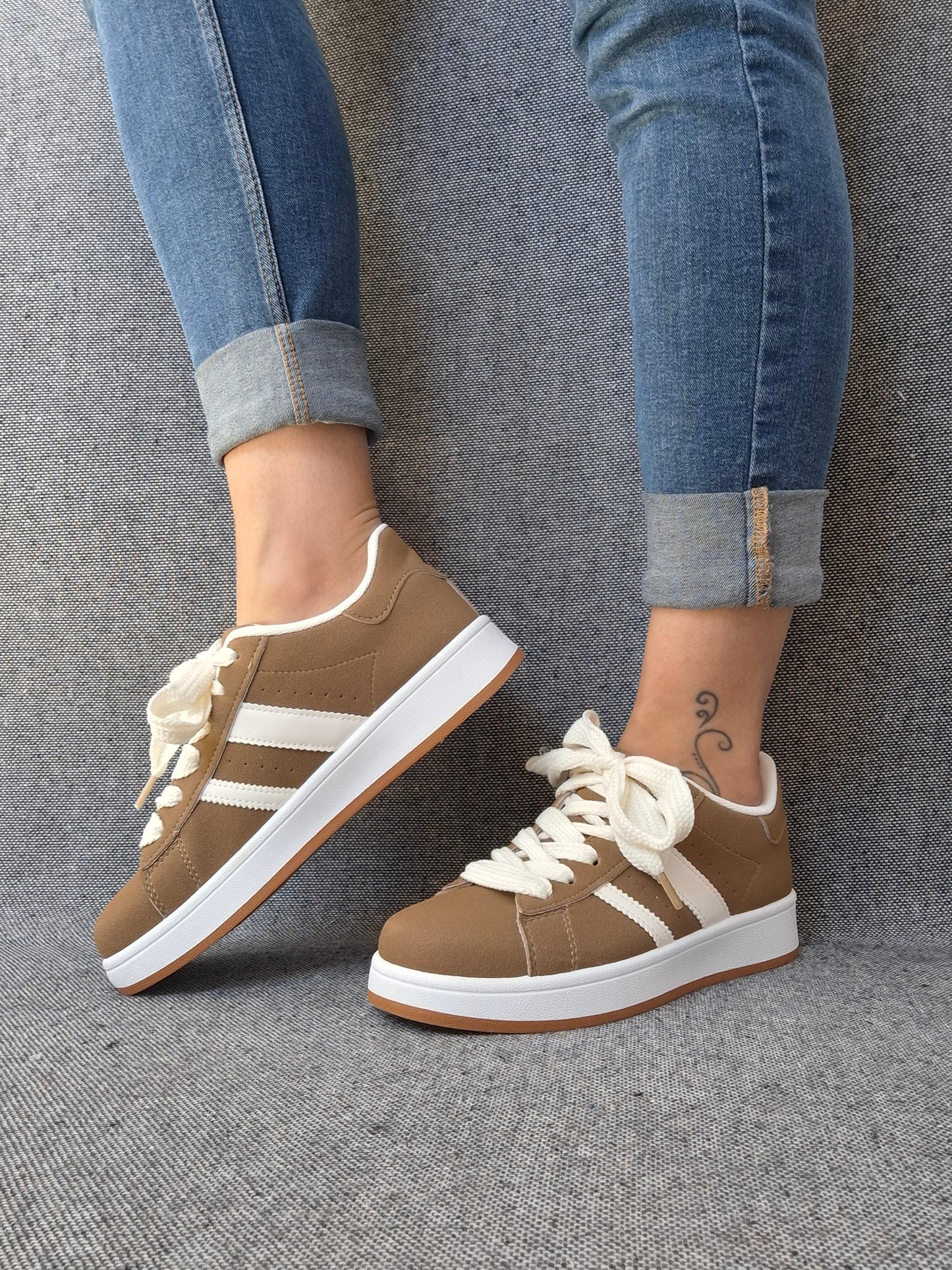 Chaussures baskets basses kaki marron à bandes blanches style campus