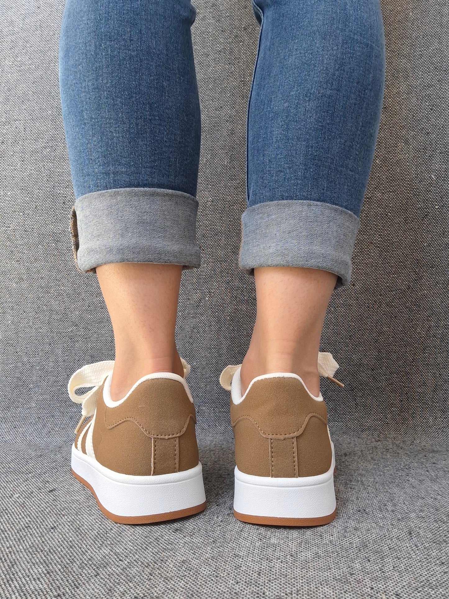 Chaussures baskets basses kaki marron à bandes blanches style campus