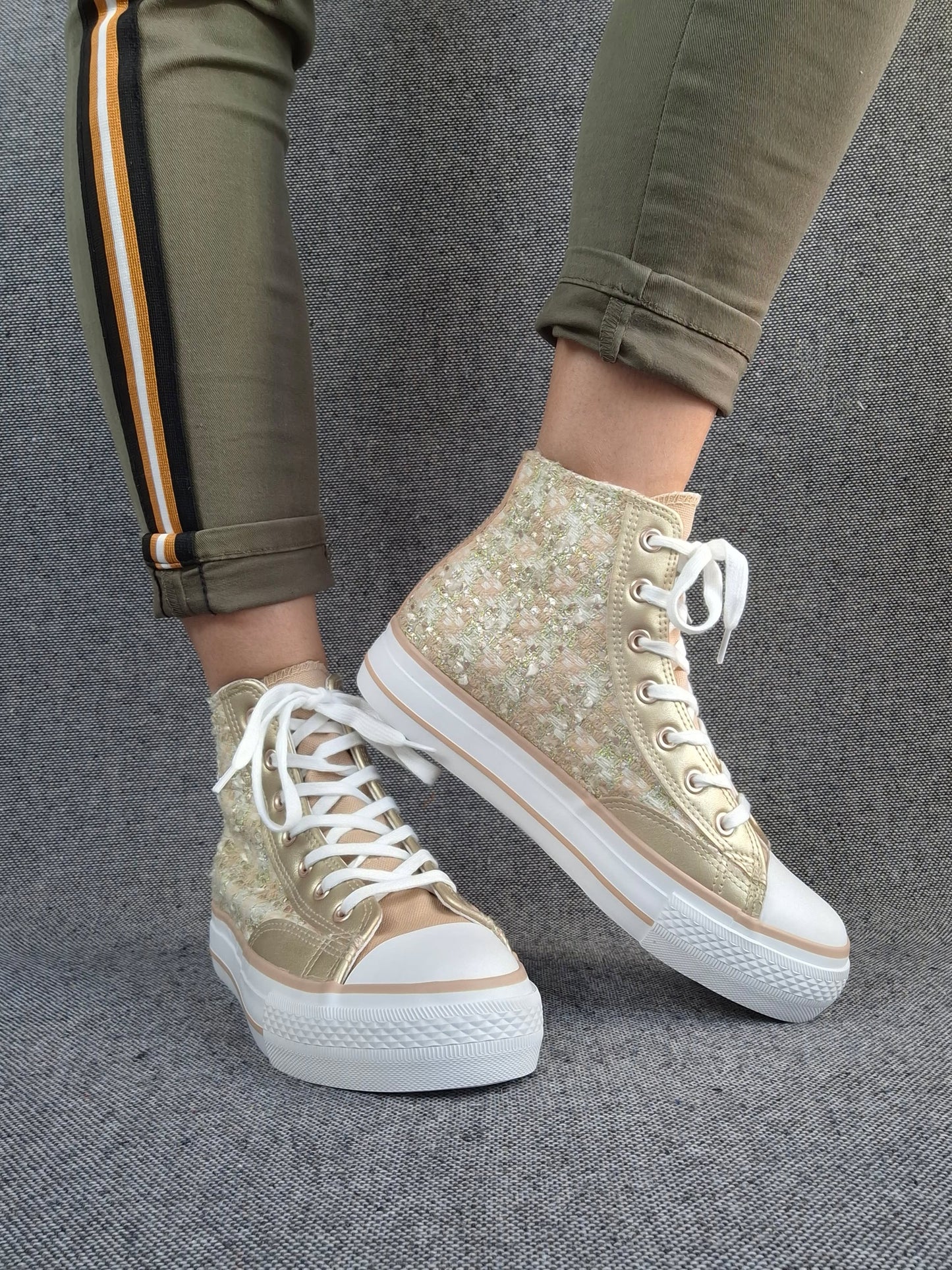 Chaussures baskets hautes en tweed doré style converse