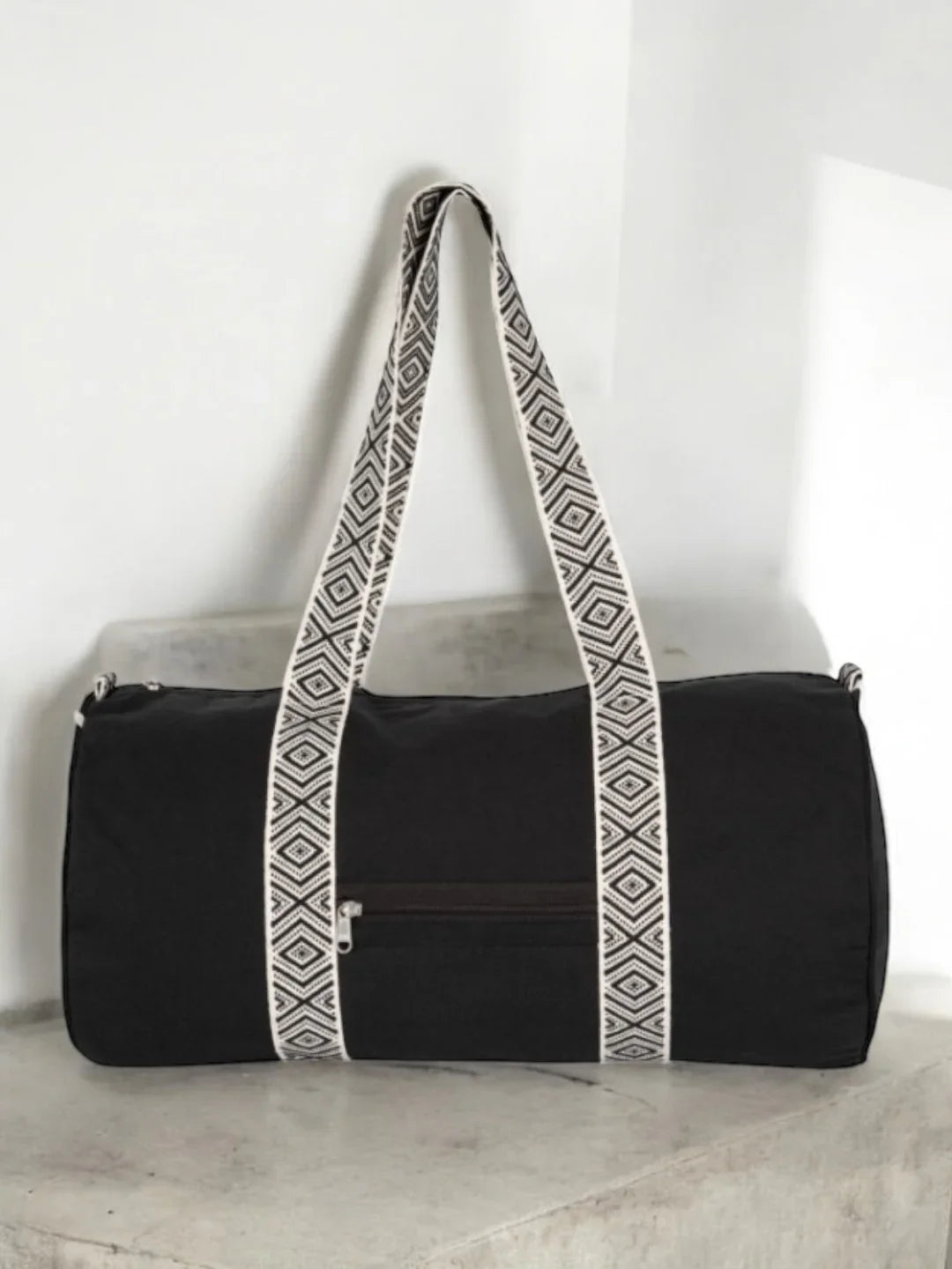 Sac polochon en coton tissu noir avec poignées motifs géométriques en noir et blanc