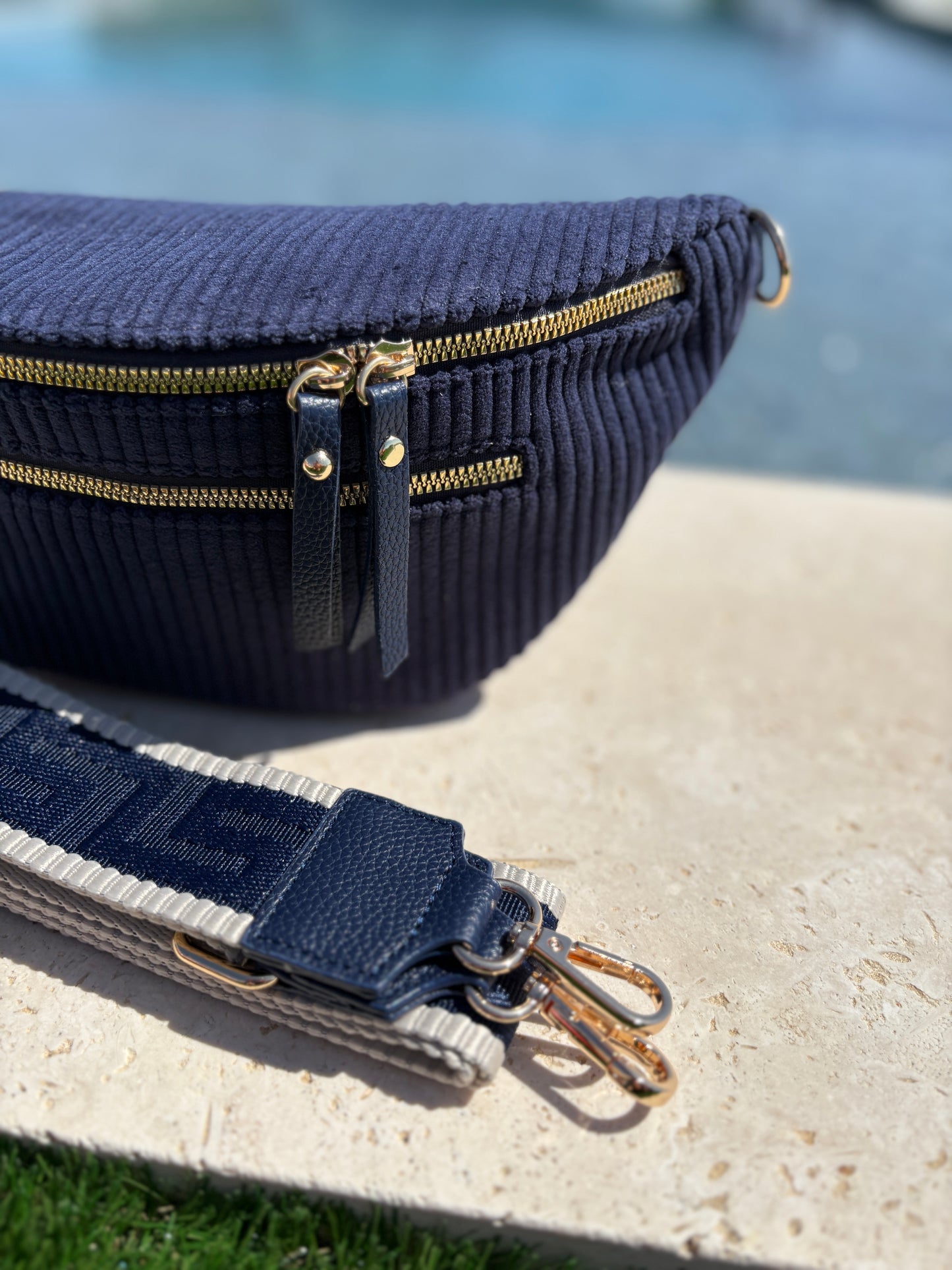 Sac banane velours côtelé 2 poches bleu marine sangle fantaisie