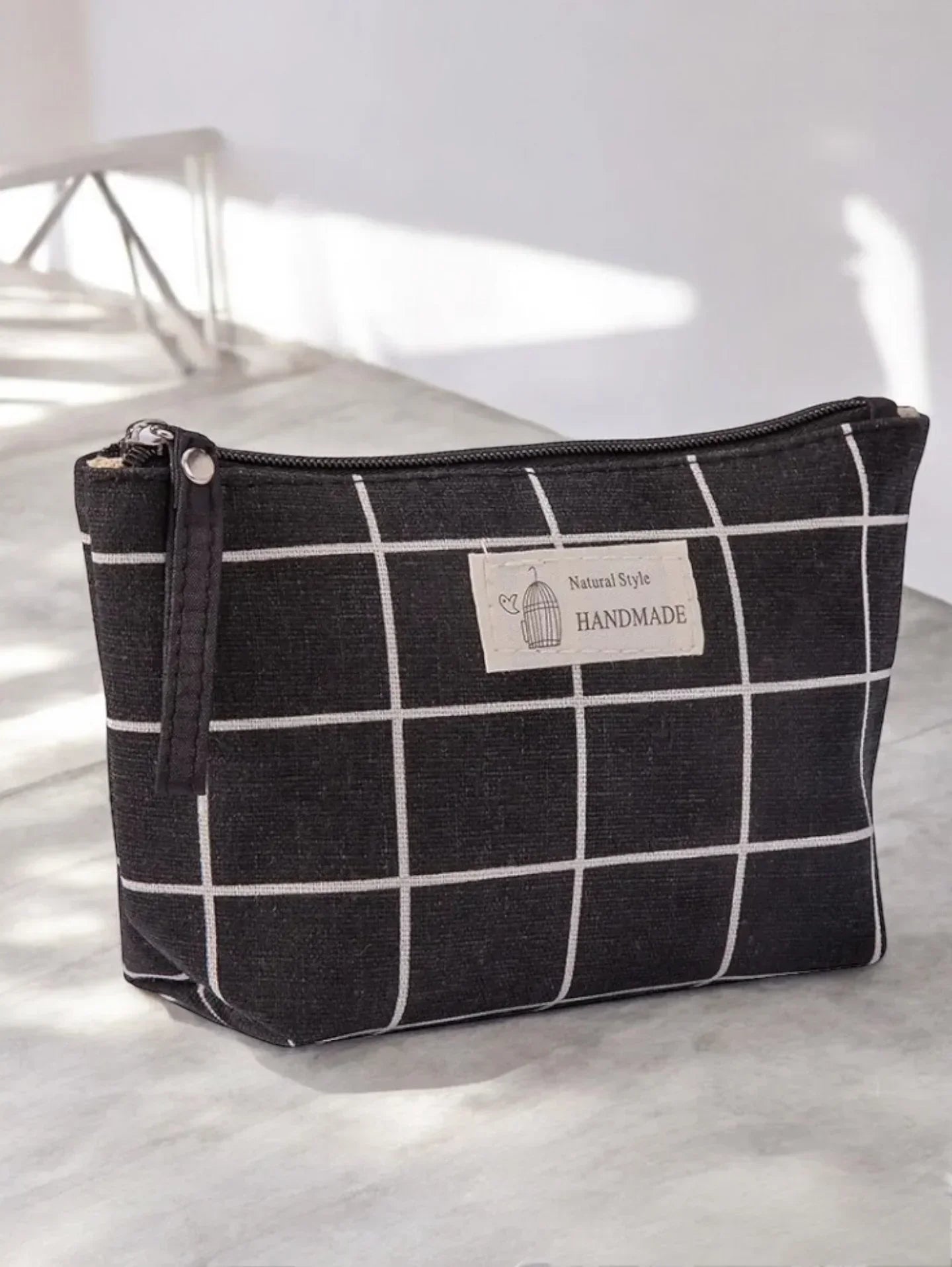 Trousse en coton motif à carreaux blancs sur un fond noir