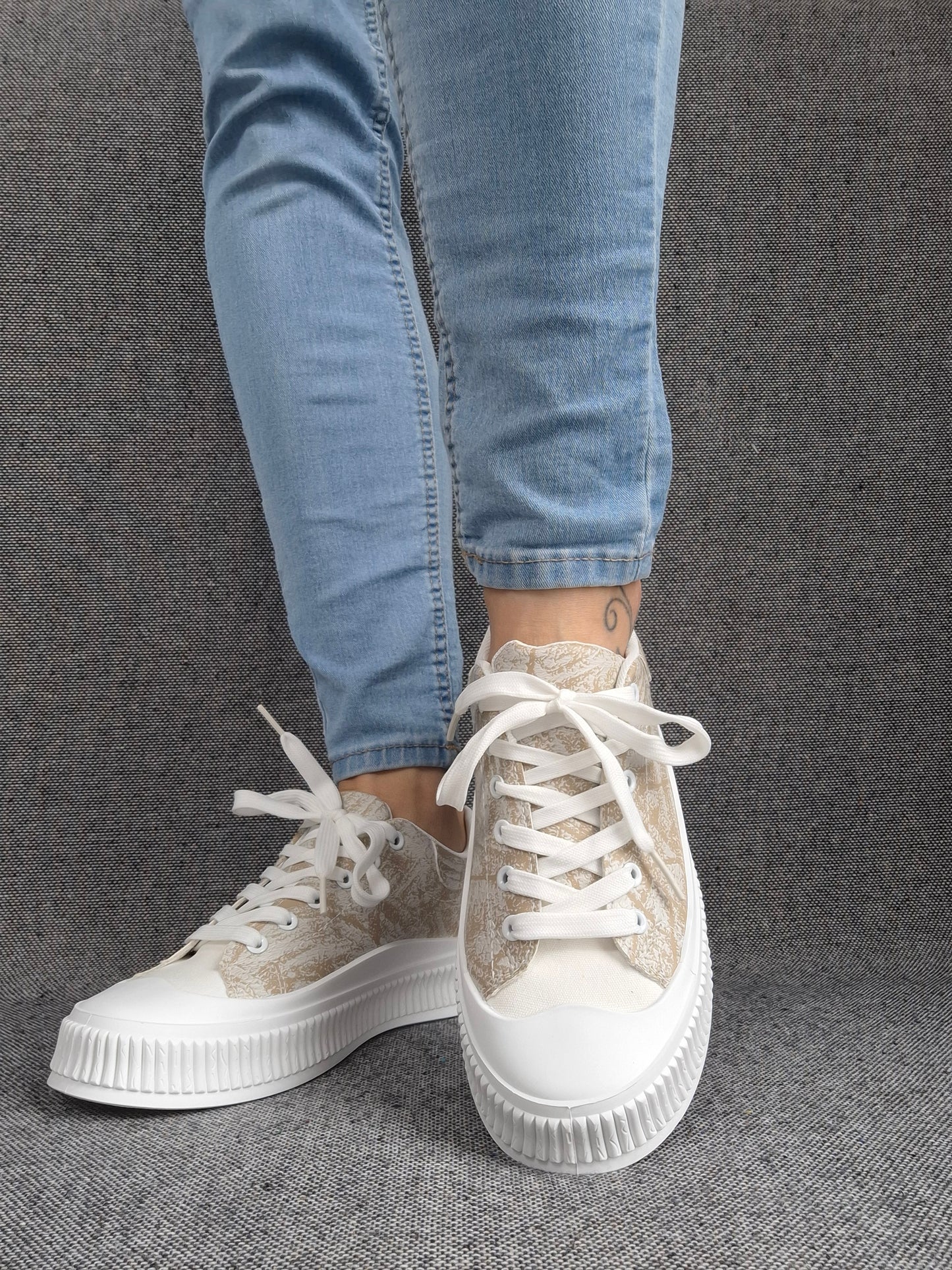 Chaussures baskets basses en simili beige strié et blanc type converse