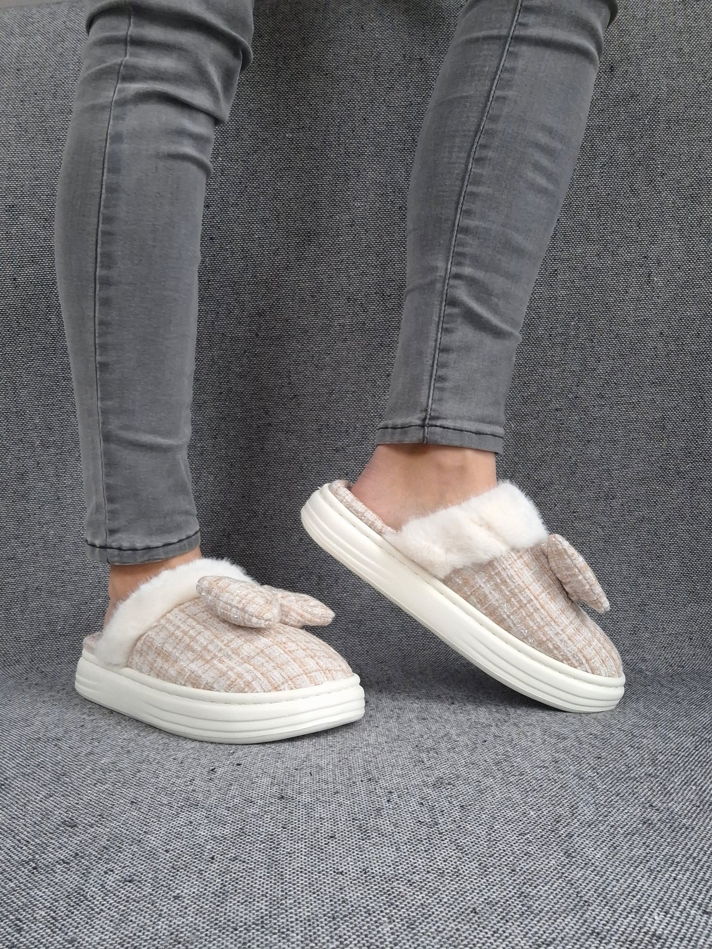 Chaussons fourrés beige et blanc en tissu à carreaux avec noeud