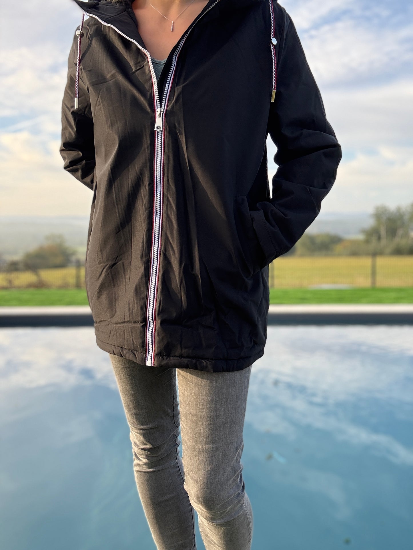 Manteau imperméable mi long fourré en fausse fourrure noir - Curvy