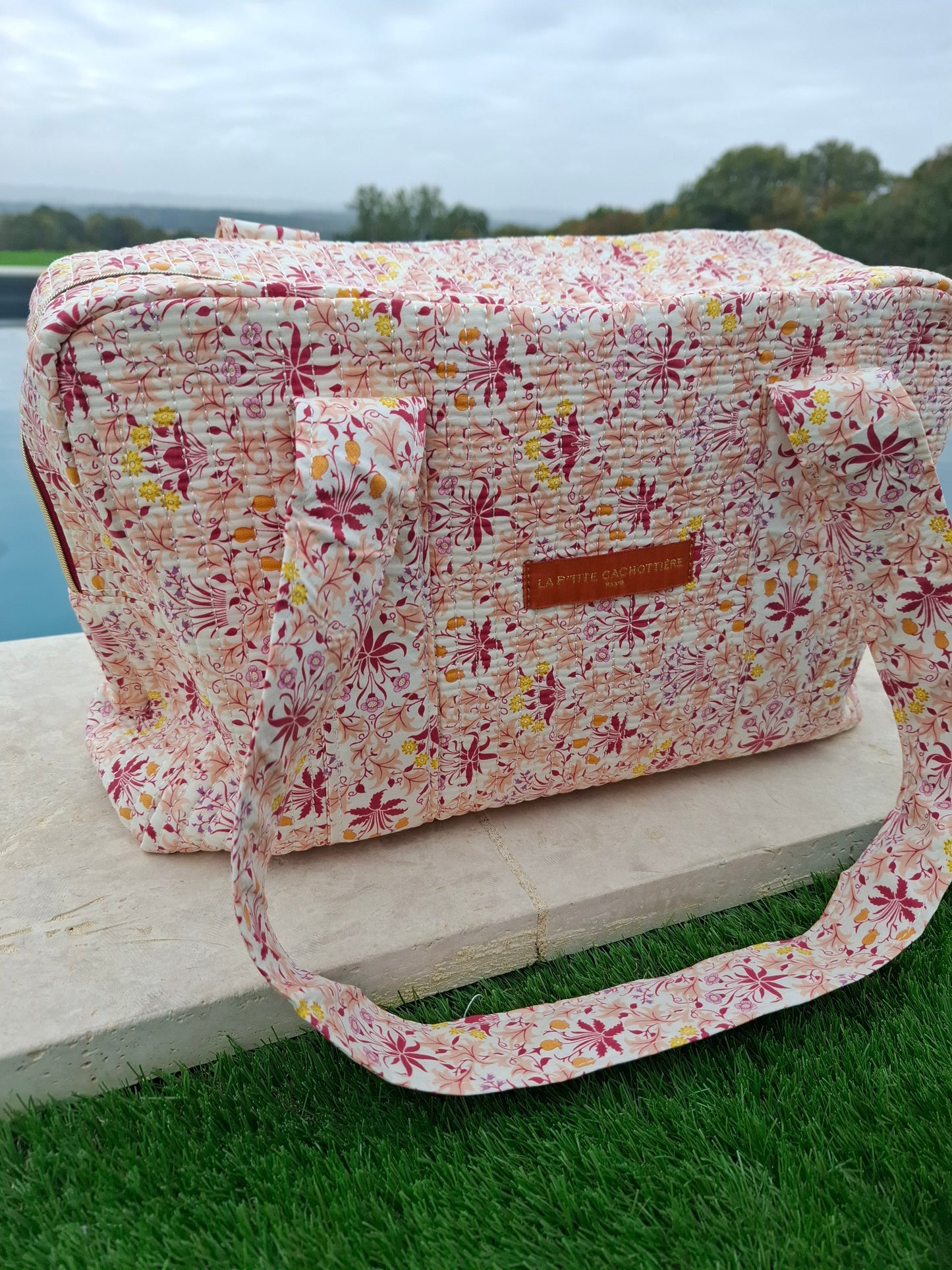 Sac week-end polochon en coton matelassé rose liberty fleuris nuances de rose, de jaune et de blanc