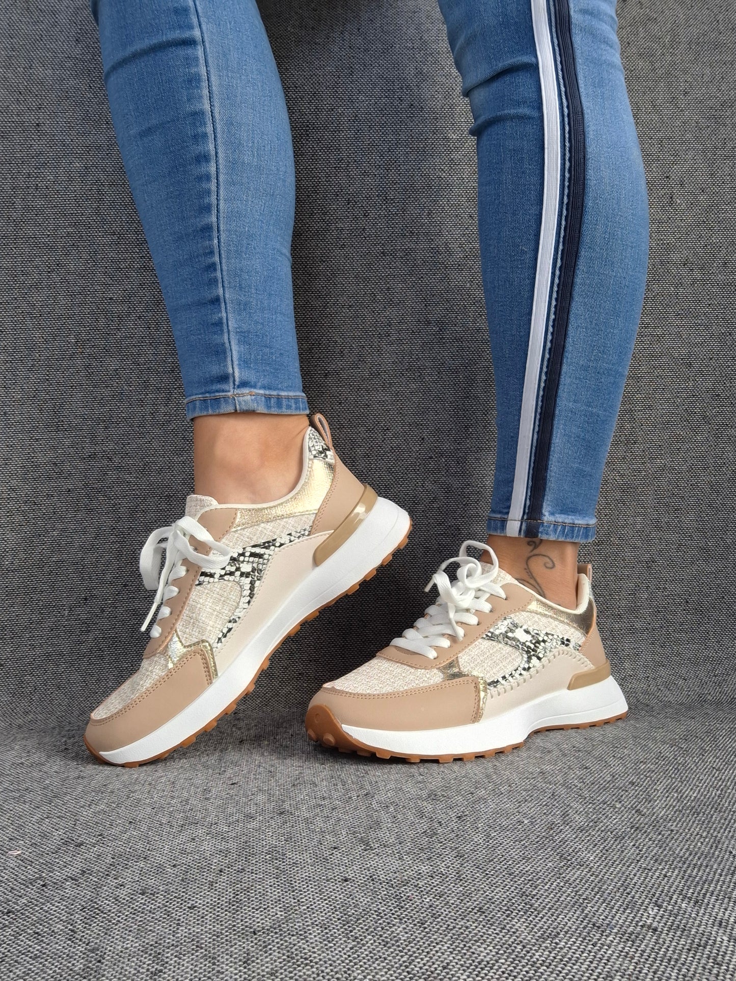 Chaussures baskets beige tissé à motifs serpent noirs et blanc style sneakers