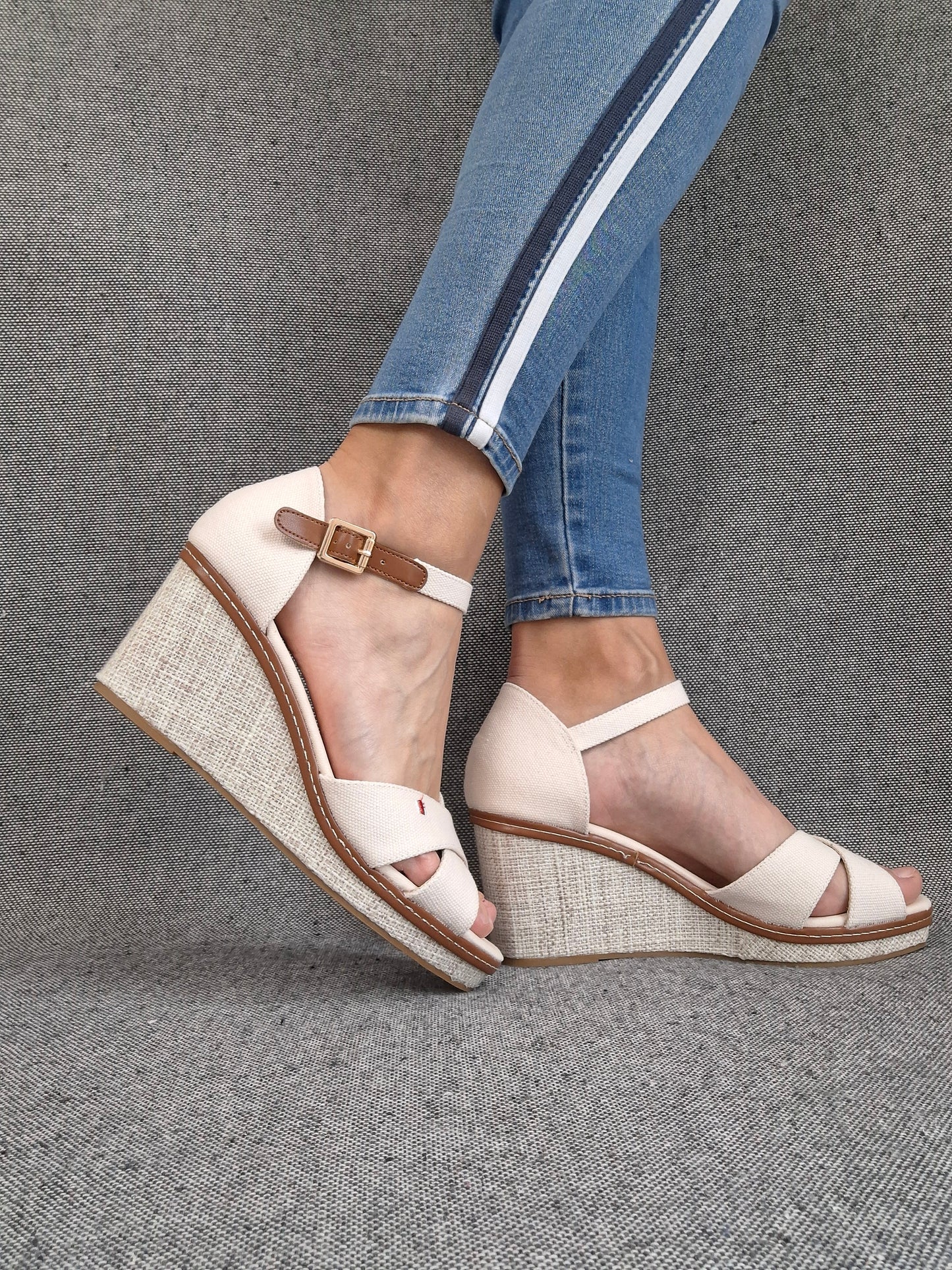 Chaussures sandales compensées tissu à lanières beige et semelle beige pointure