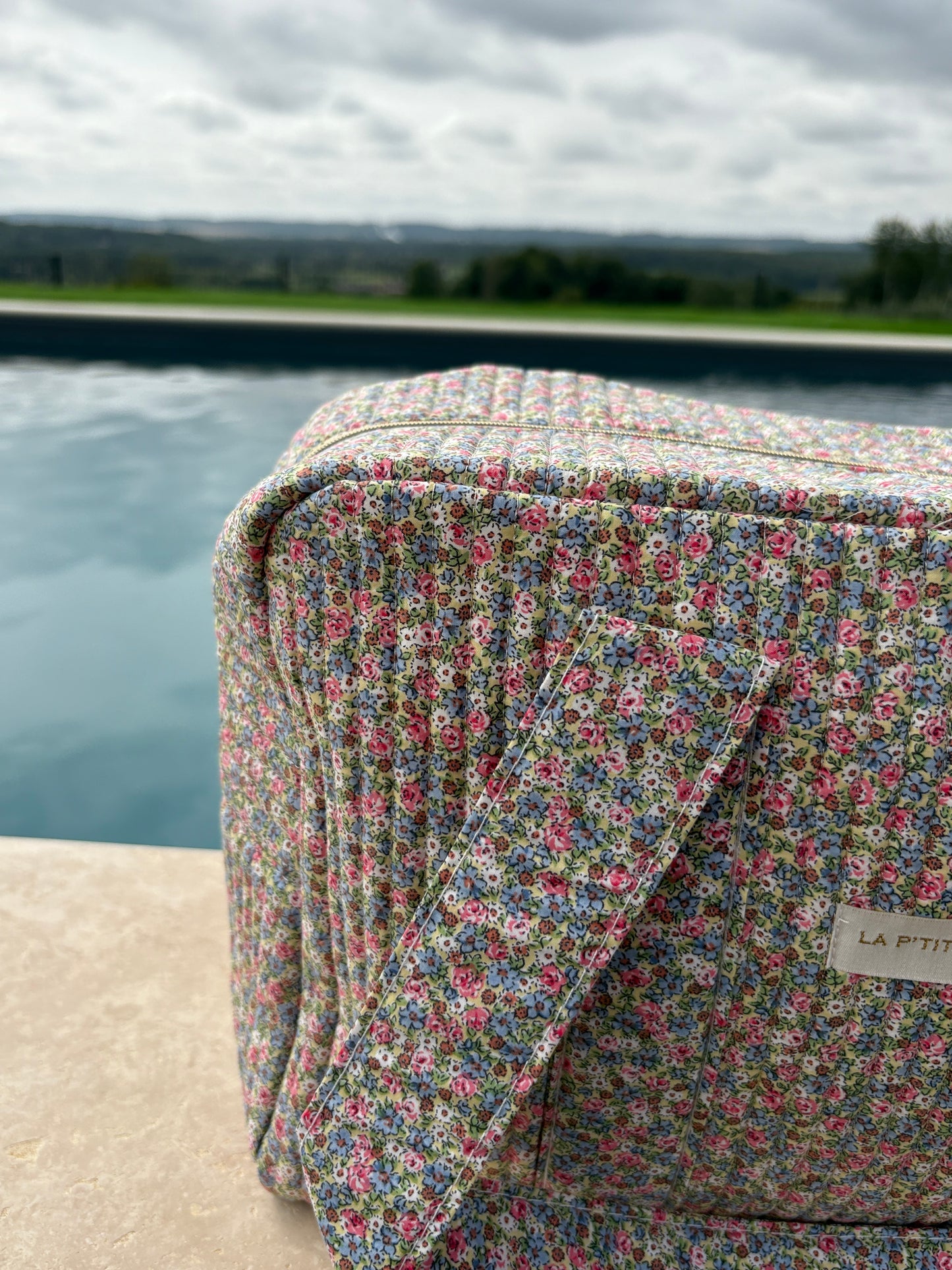 Sac week-end polochon en coton matelassé multicolore liberty fleuri rose bleu et blanc