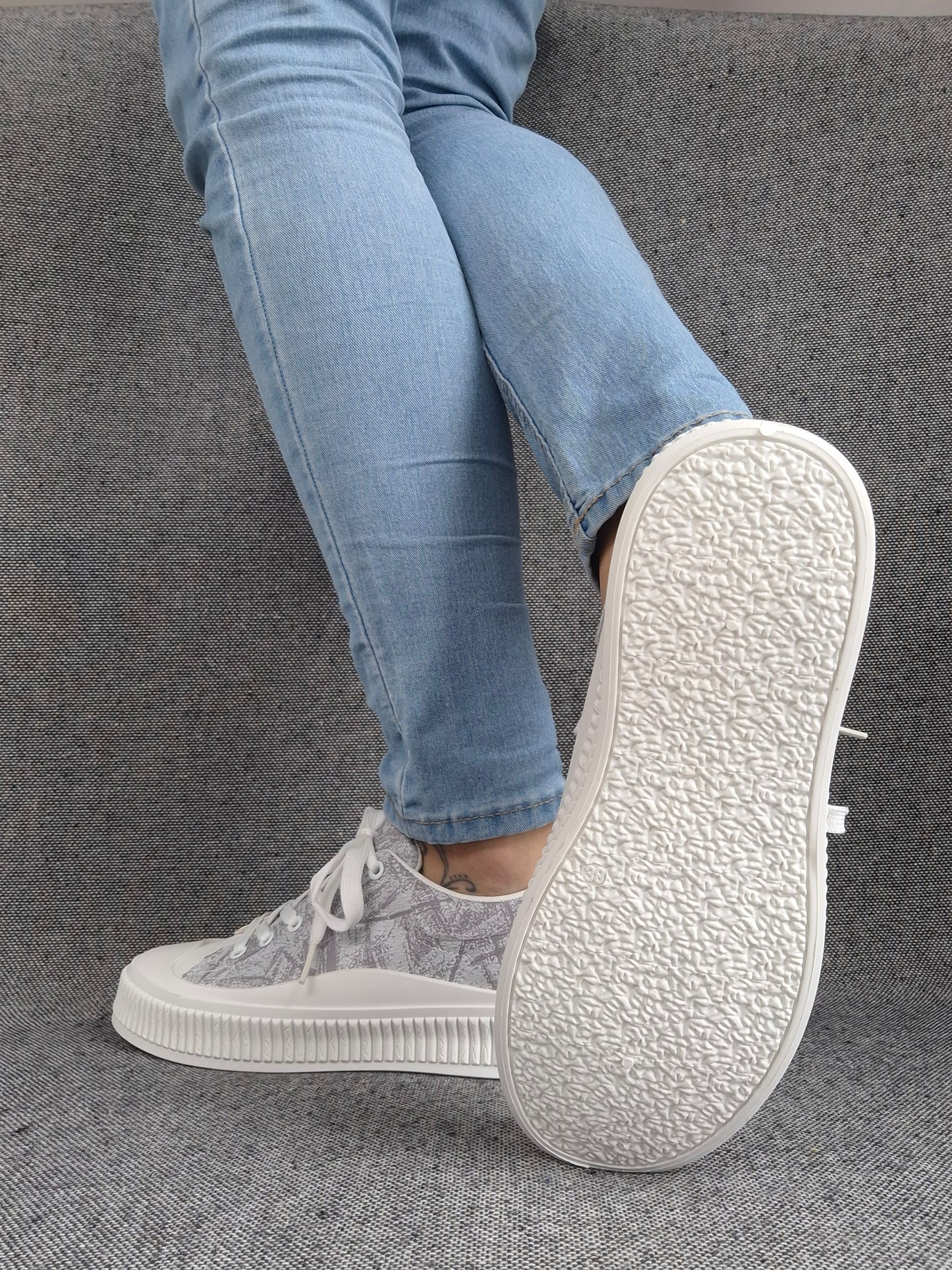 Chaussures baskets basses en tissu gris violet strié blanc