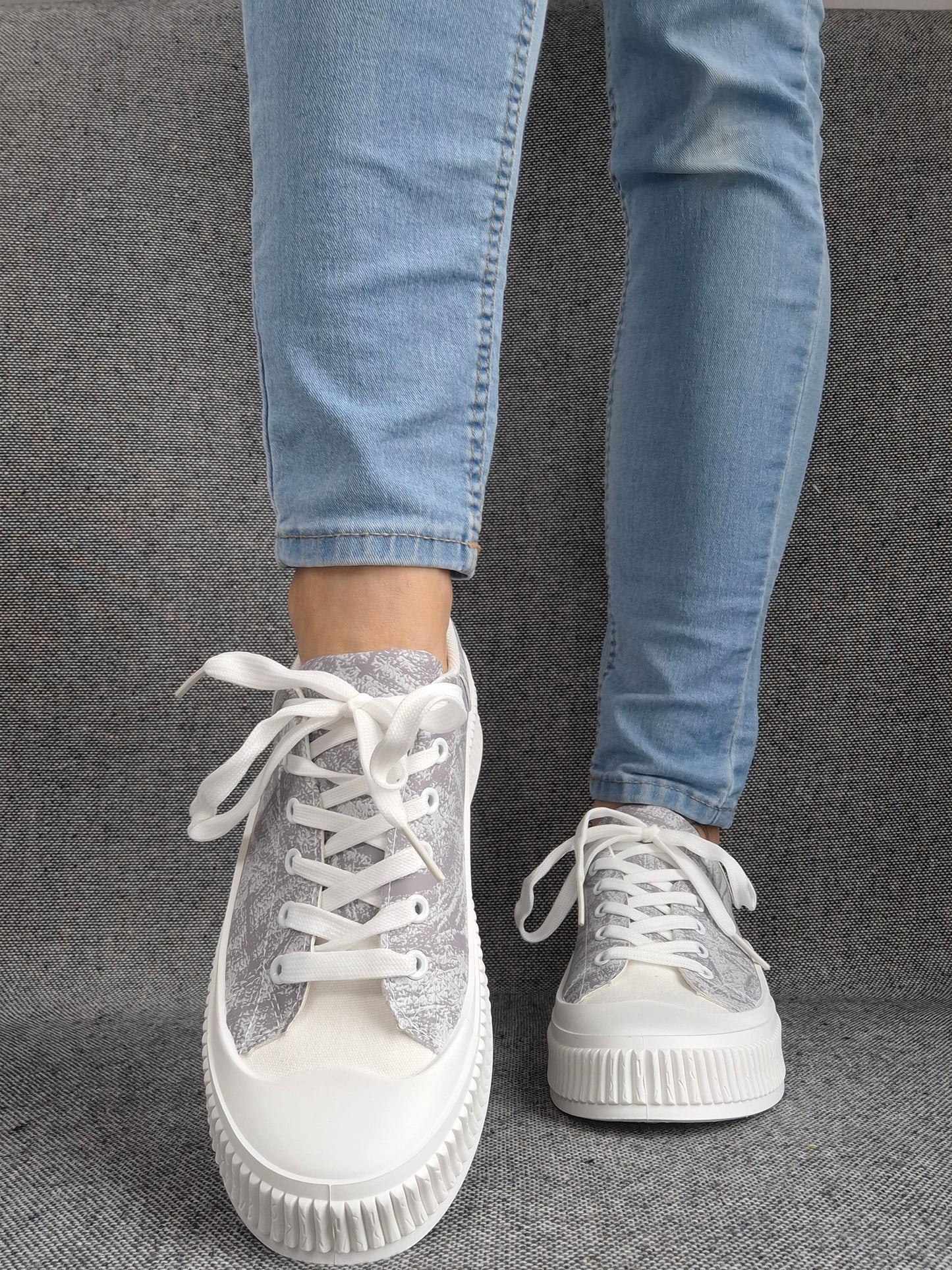 Chaussures baskets basses en tissu gris violet strié blanc