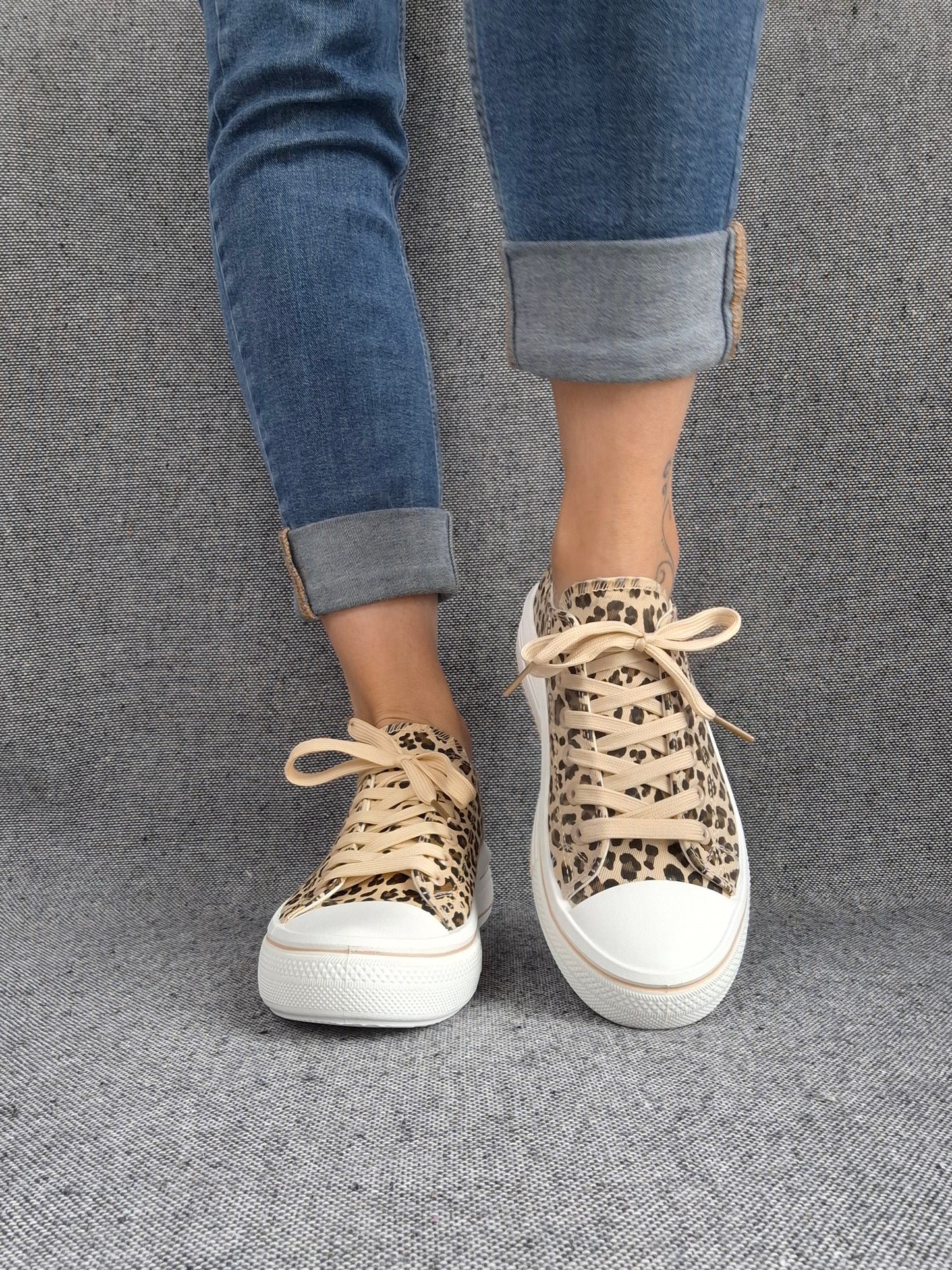 Chaussures baskets à imprimé léopard marron beige semelles compensées style converse