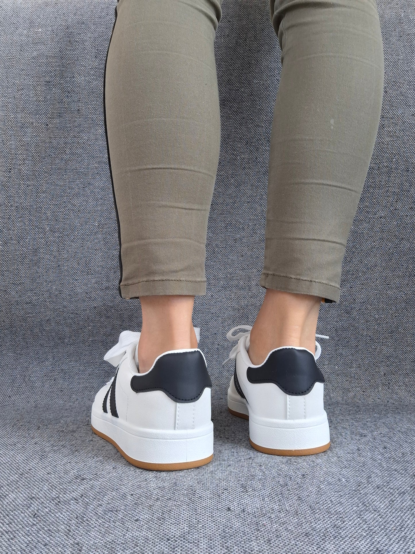 Chaussures baskets basses blanches à rayures noires style campus