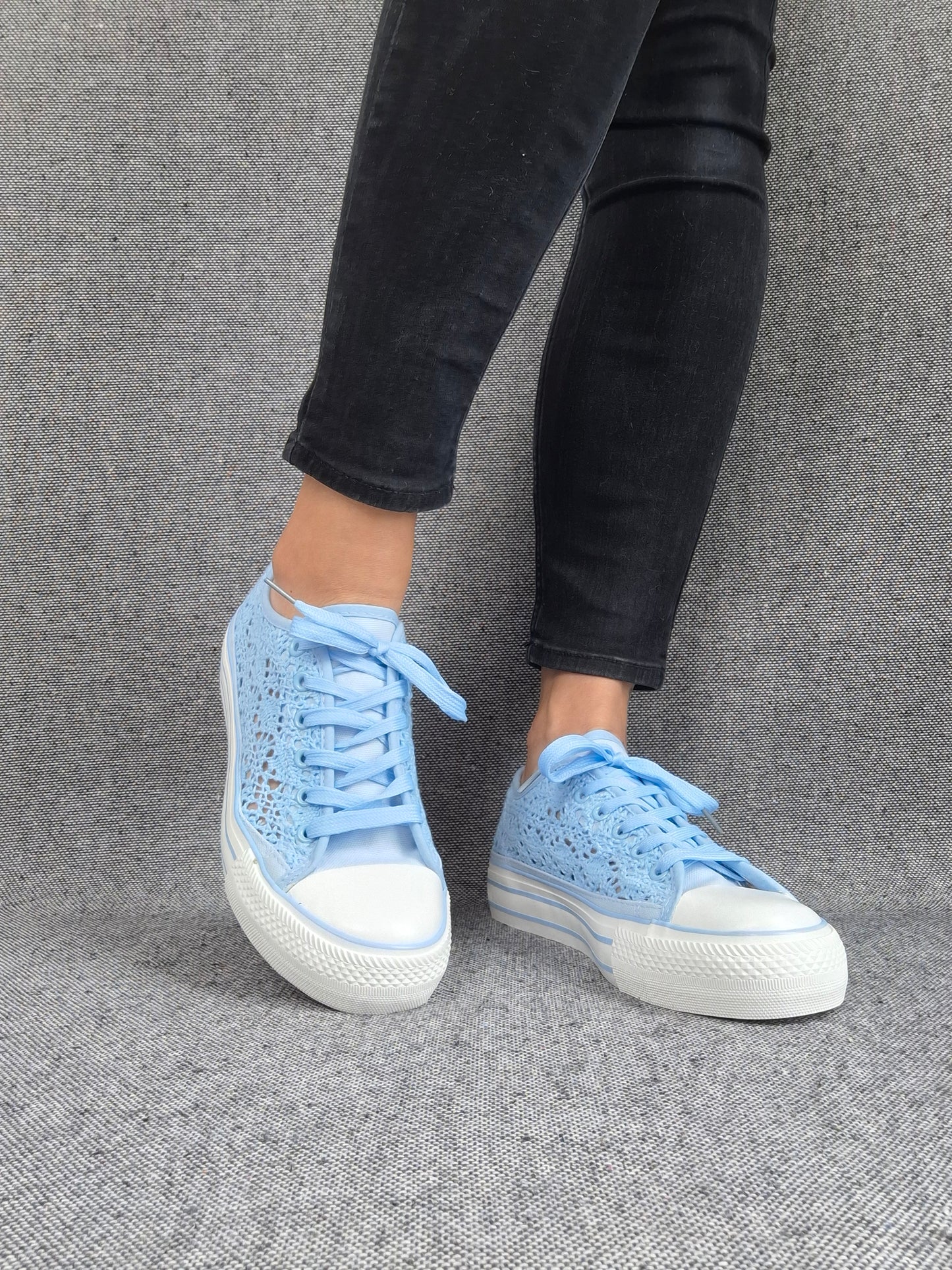 Chaussures baskets basses à dentelle bleu en tissu style converse