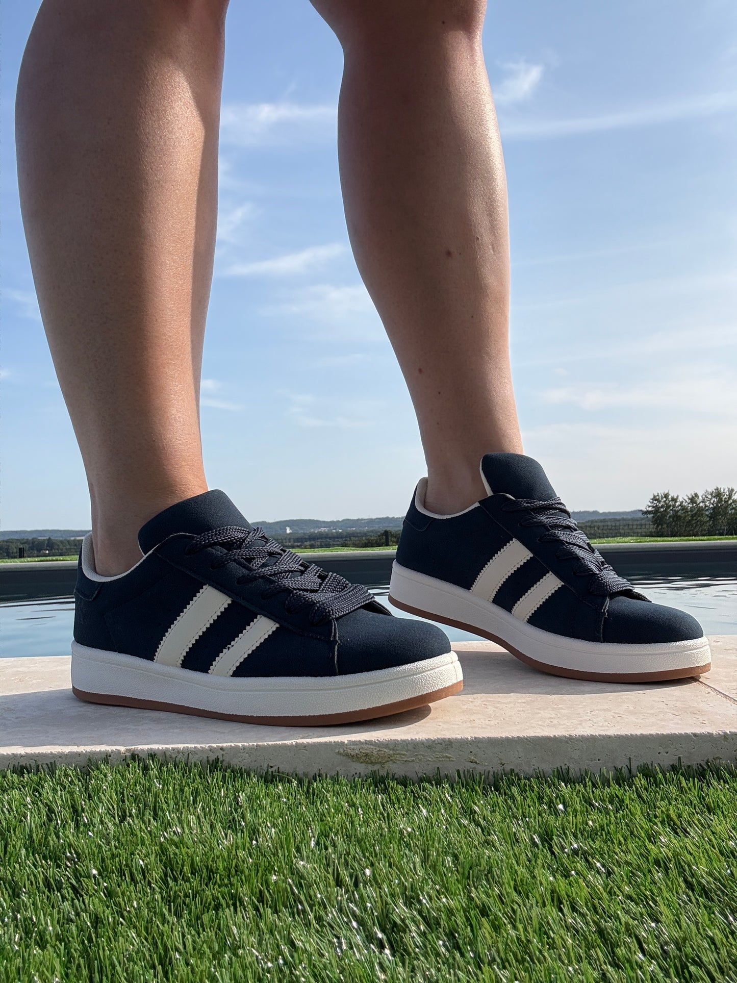 Chaussures baskets basses bleu marine blanc style campus