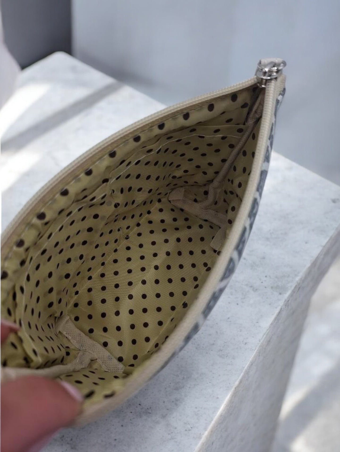 Trousse en coton motif géométrique blanc sur fond gris