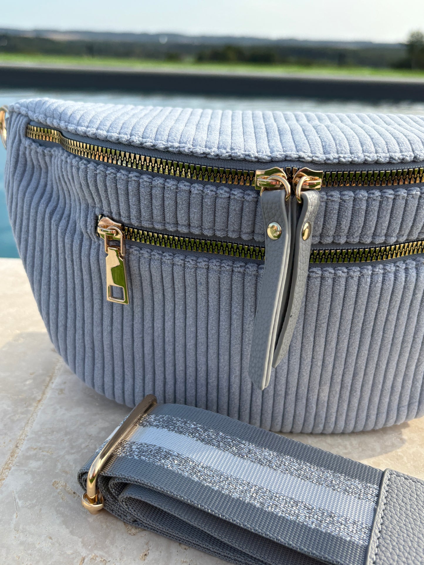Sac banane XL velours côtelé 2 poches bleu ciel sangle fantaisie